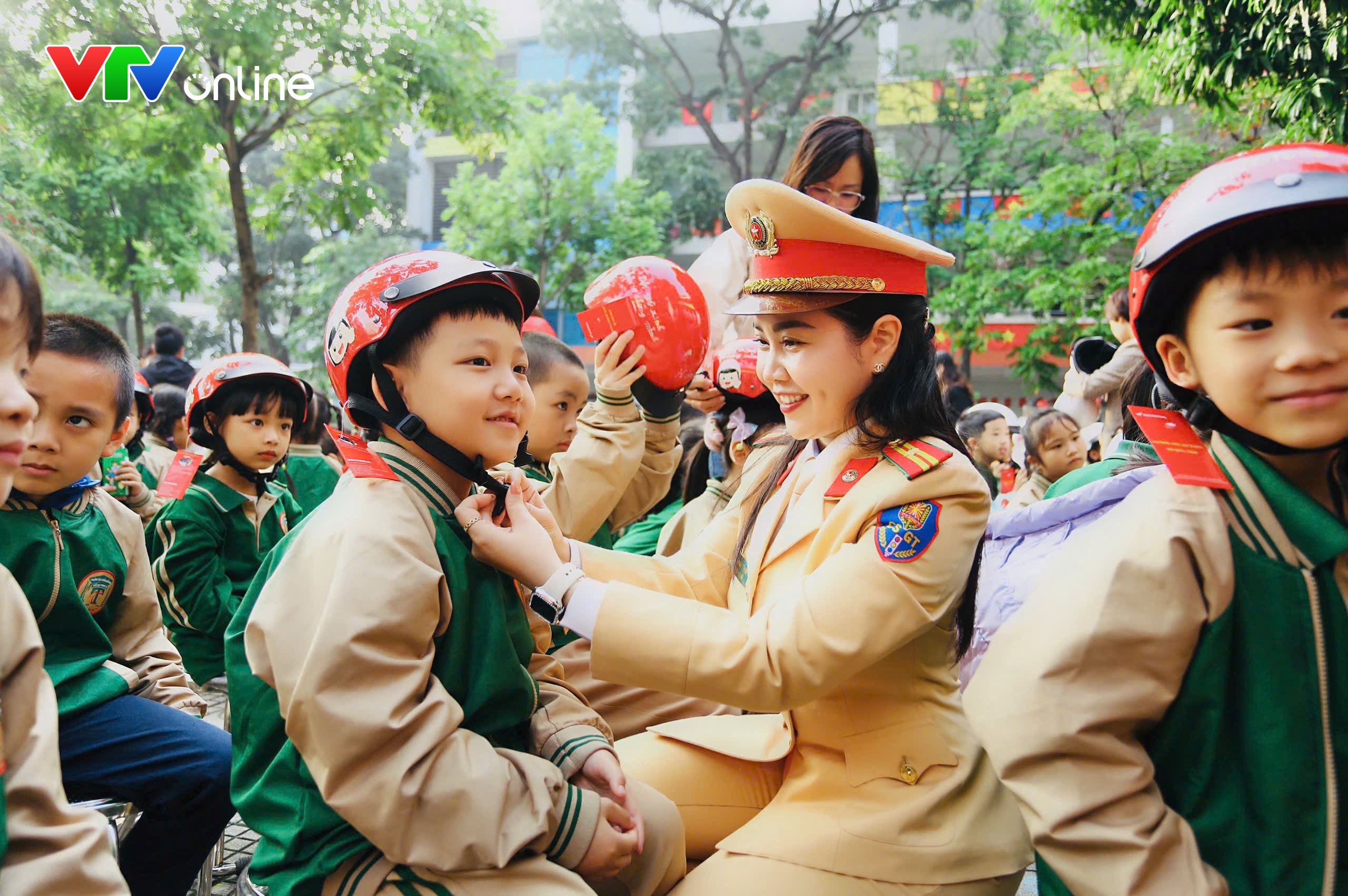 Chuyện về nữ CSGT ngày ngày đứng lớp, mang bài học an toàn đến với học sinh - Ảnh 2.