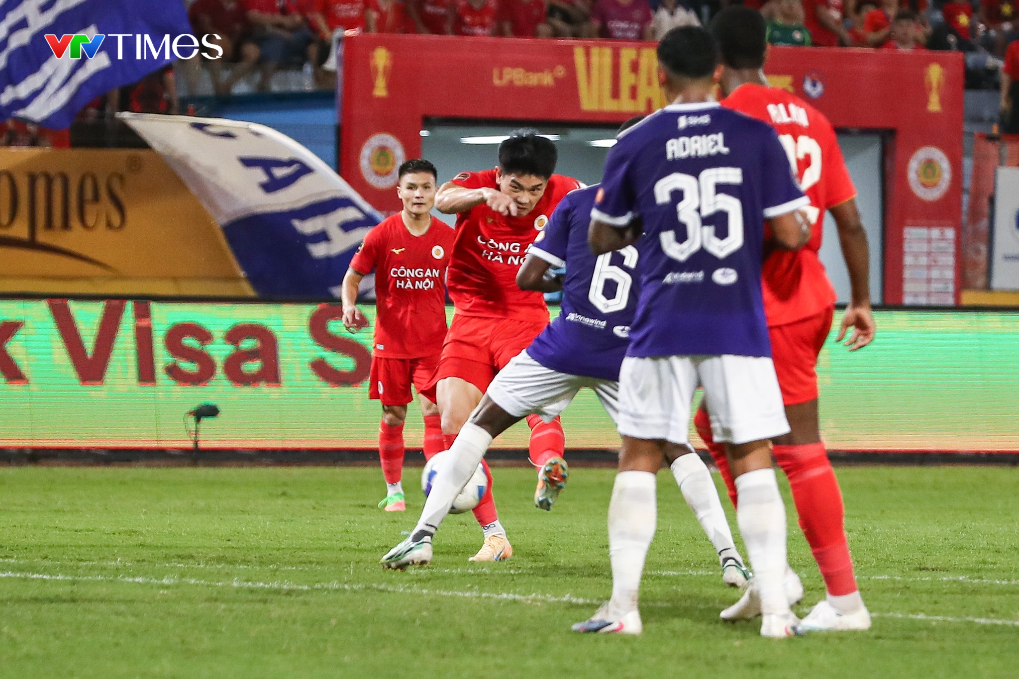 Hà Nội FC giành chiến thắng kịch tính trước Công An Hà Nội- Ảnh 4. Hà Nội FC giành chiến thắng kịch tính trước Công An Hà Nội- Ảnh 4.