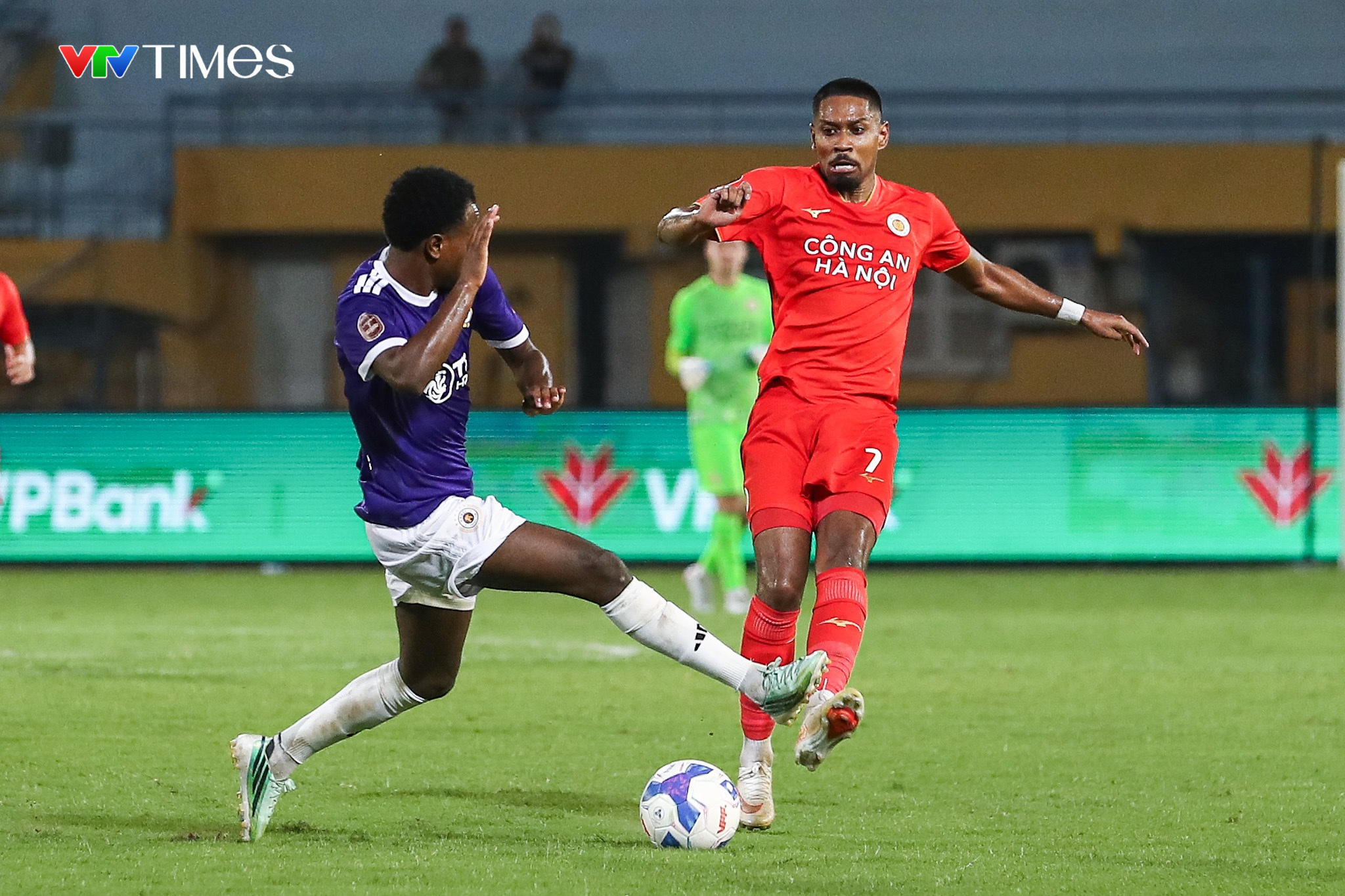 Hà Nội FC giành chiến thắng kịch tính trước Công An Hà Nội- Ảnh 5. Hà Nội FC giành chiến thắng kịch tính trước Công An Hà Nội- Ảnh 5.