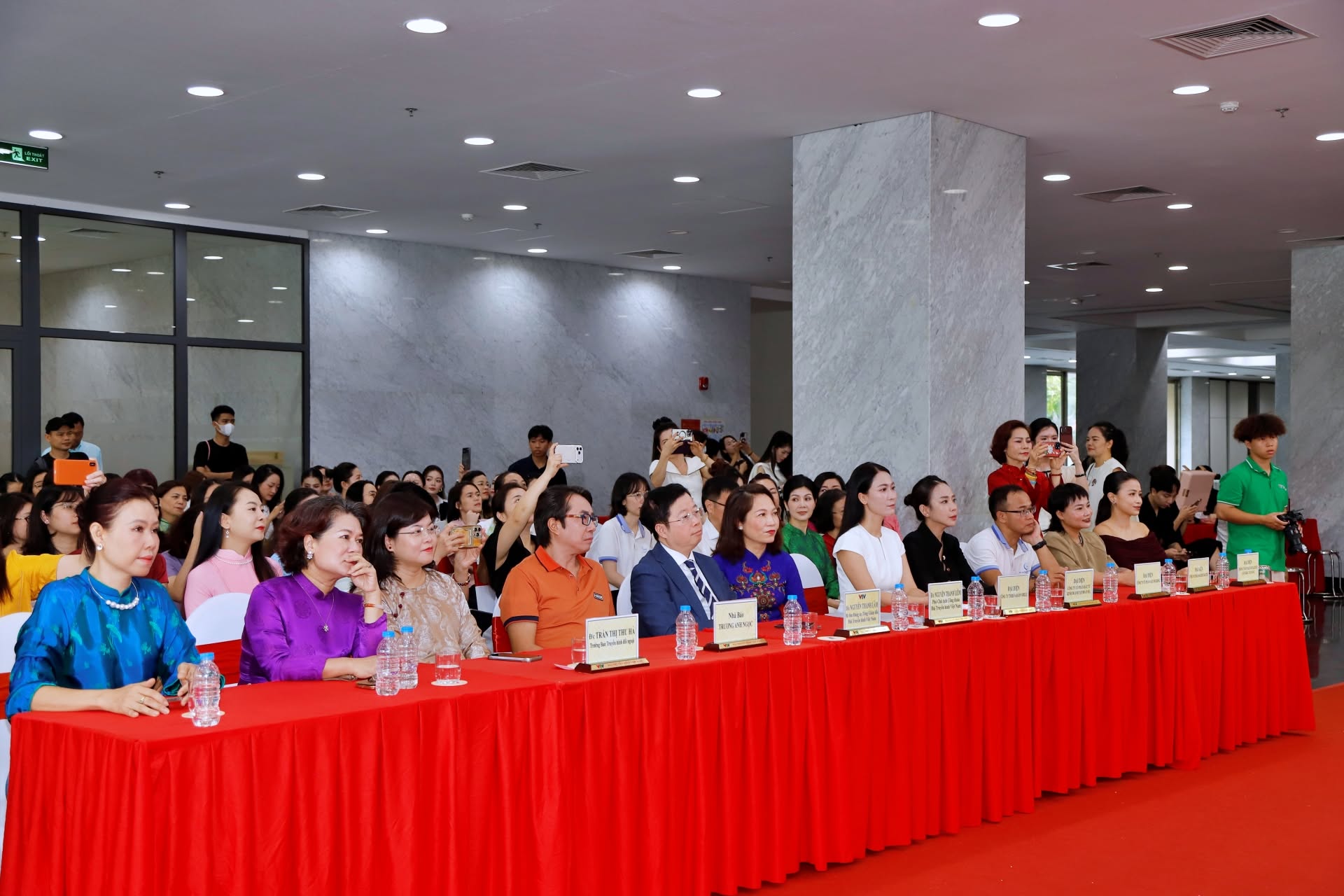 “Tỏa sắc Tháng 10” - Tôn vinh bản lĩnh và vẻ đẹp phụ nữ VTV - Ảnh 1.