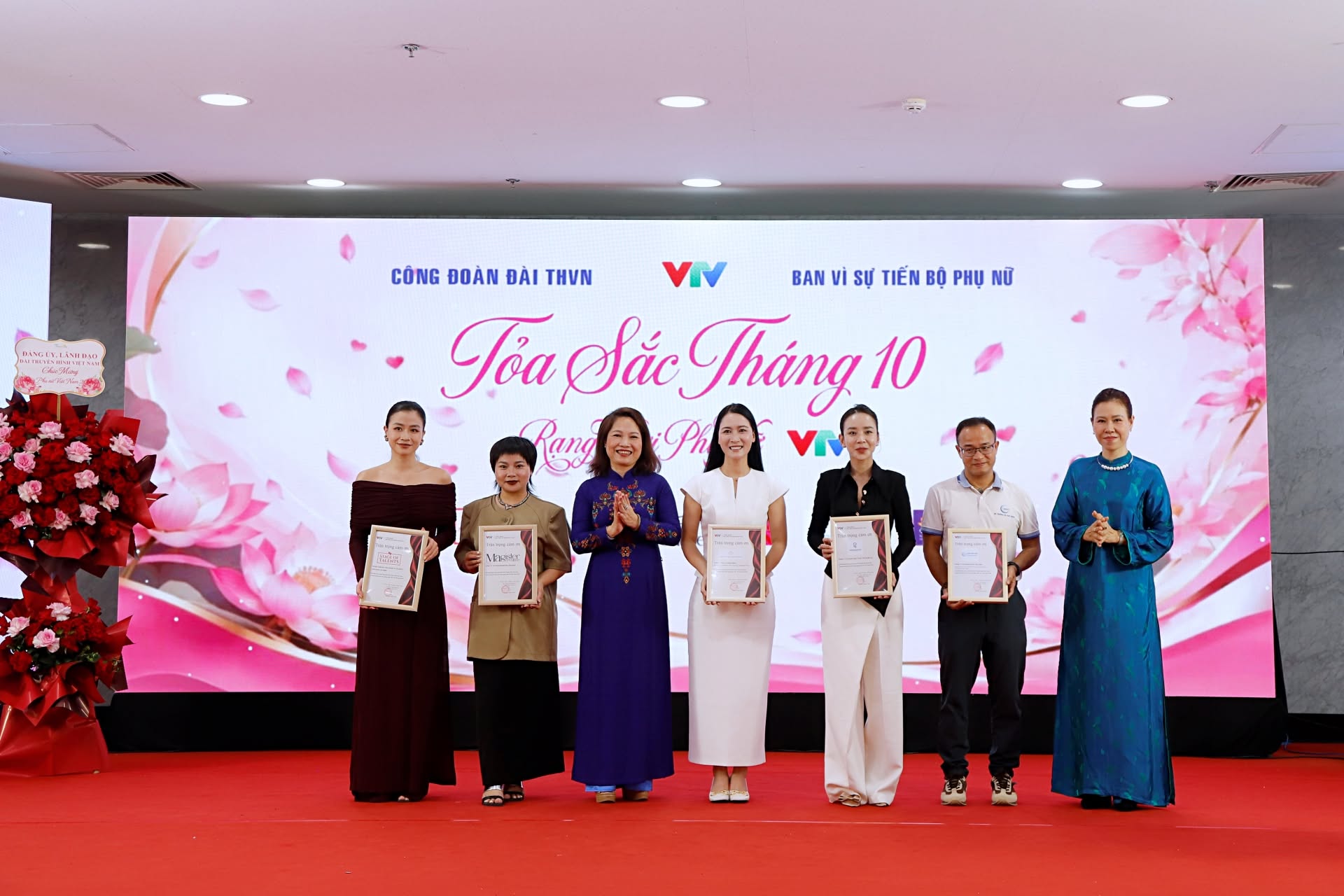 “Tỏa sắc Tháng 10” - Tôn vinh bản lĩnh và vẻ đẹp phụ nữ VTV - Ảnh 11.