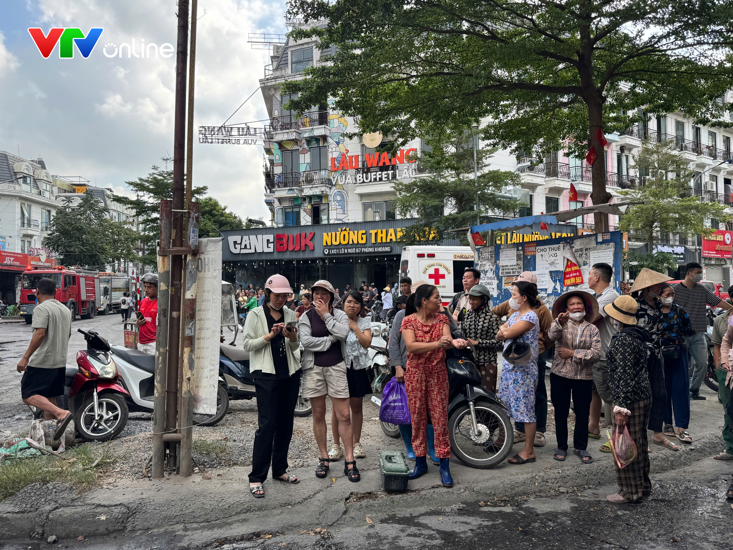 Cháy lớn tại dãy nhà mái tôn ở Hà Nội, khói đen bốc cao hàng chục mét - Ảnh 7.