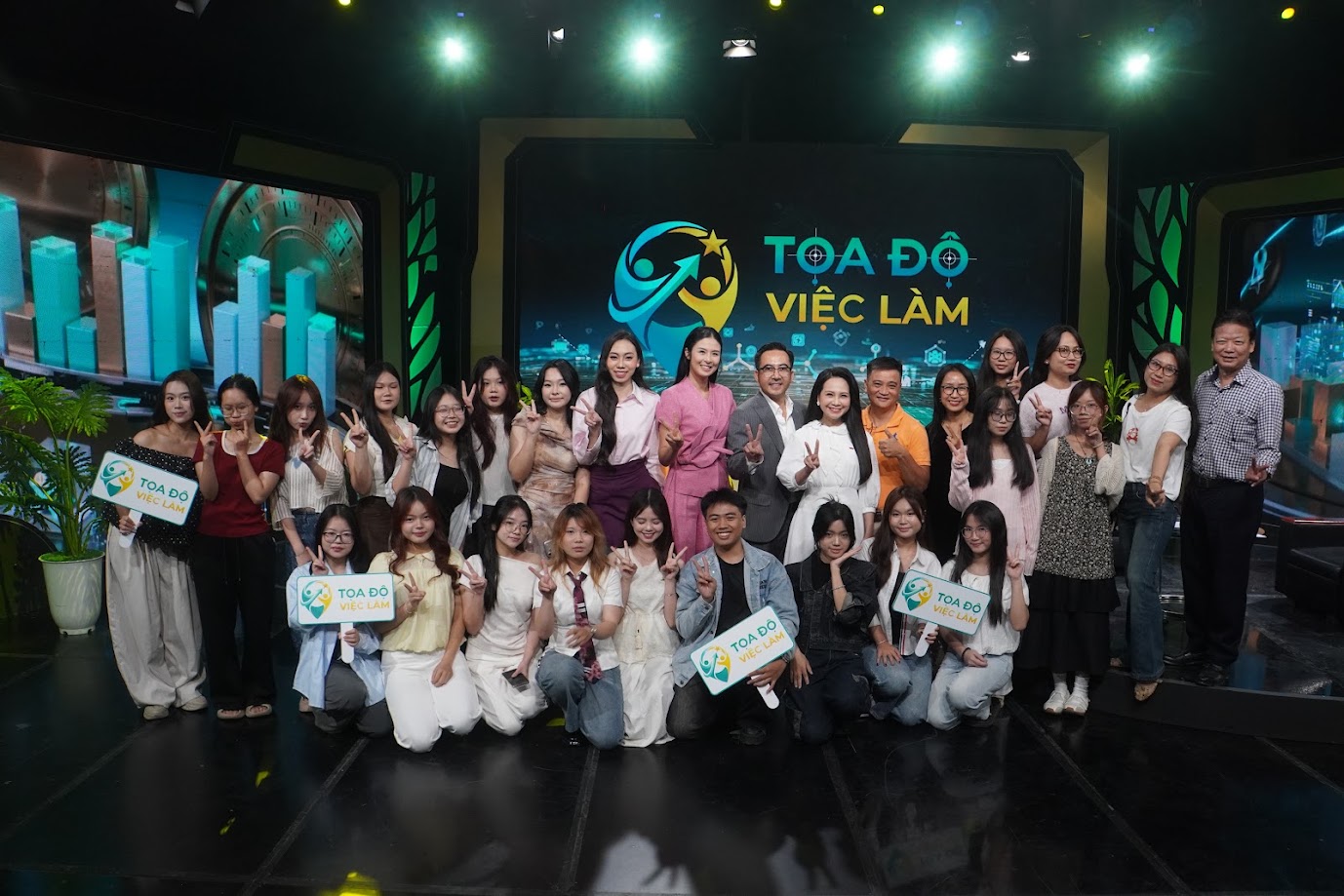 Cuộc hội ngộ bất ngờ của hai người đẹp và cú "twist" tuyển dụng phút chót - Ảnh 5.