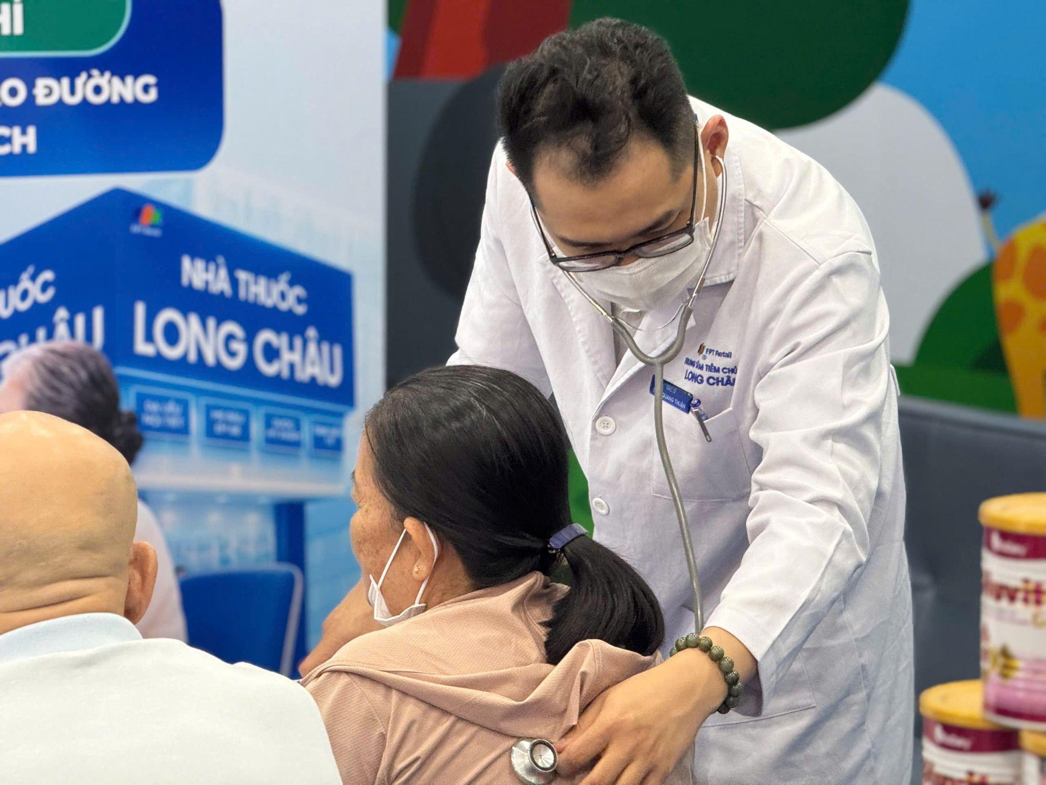 Tư vấn sức khỏe 1:1 cùng bác sĩ tại nhà thuốc Long Châu, nhận diện sớm nguy cơ tuyến giáp, mỡ máu, đái tháo đường- Ảnh 3.