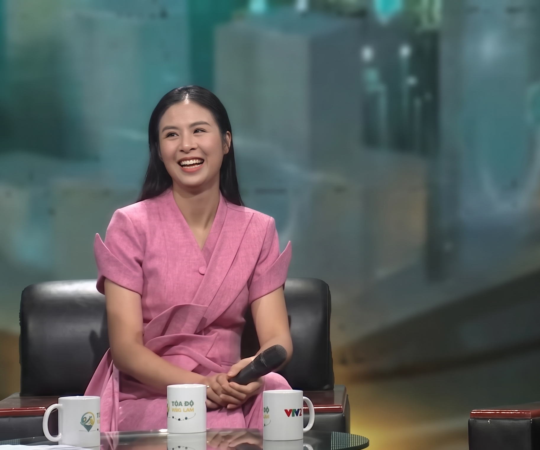 Cuộc hội ngộ bất ngờ của hai người đẹp và cú "twist" tuyển dụng phút chót - Ảnh 3.