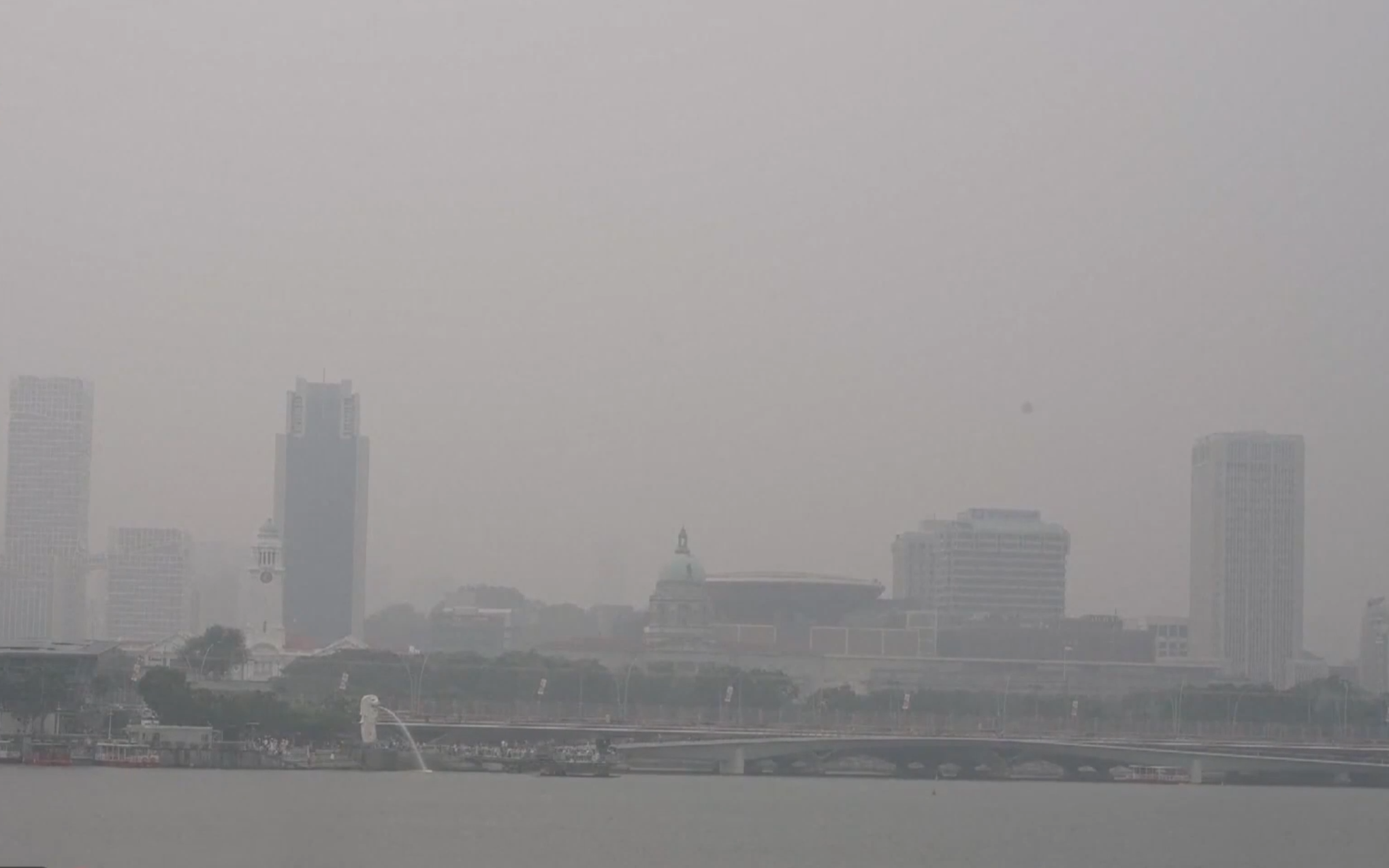 Indonesia làm mưa nhân tạo để giảm khói mù- Ảnh 2.