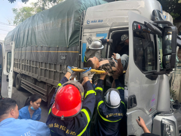 H&agrave; Nội: Giải cứu 2 t&agrave;i xế mắc kẹt trong cabin sau tai nạn giữa hai xe tải- Ảnh 1.