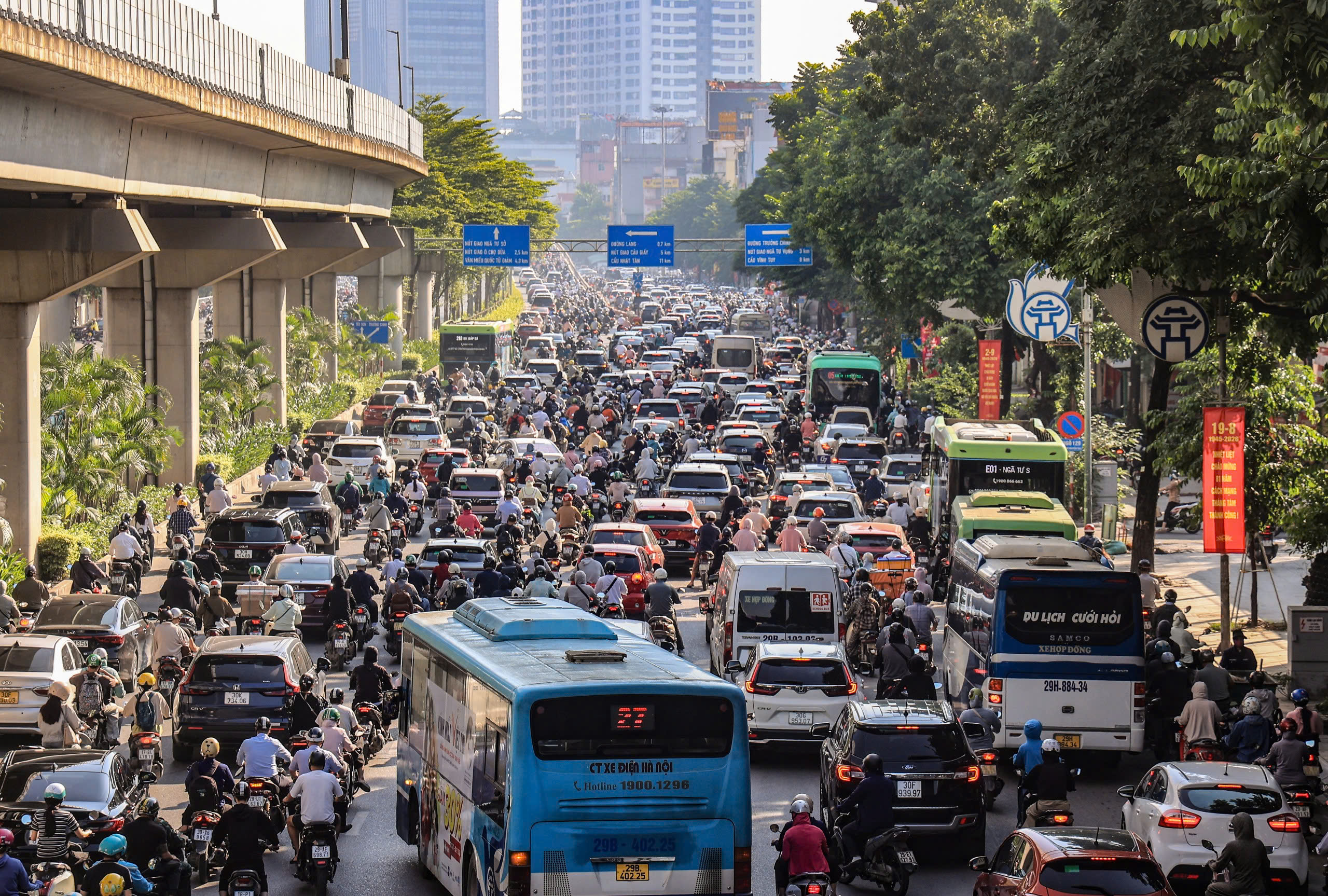Quy hoạch Hà Nội tầm nhìn 100 năm: Lấy đường sắt làm xương sống kết nối 9 cực tăng trưởng - Ảnh 2.