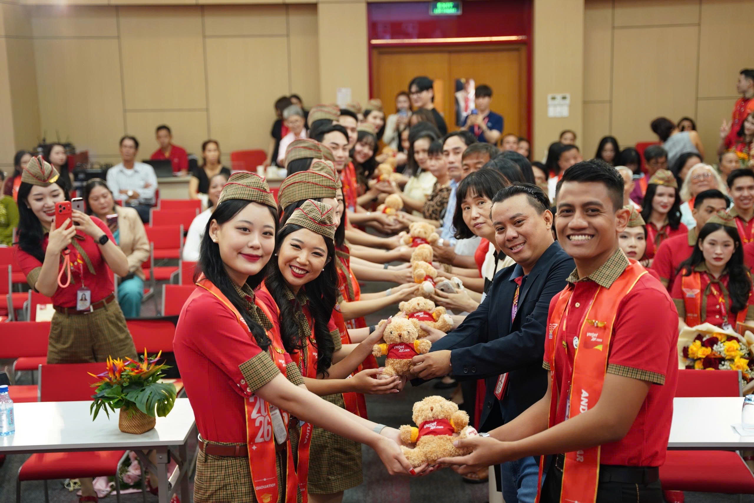 Học viện Hàng không Victoria ghi dấu cột mốc trưởng thành của các tân tiếp viên hàng không - Ảnh 10.
