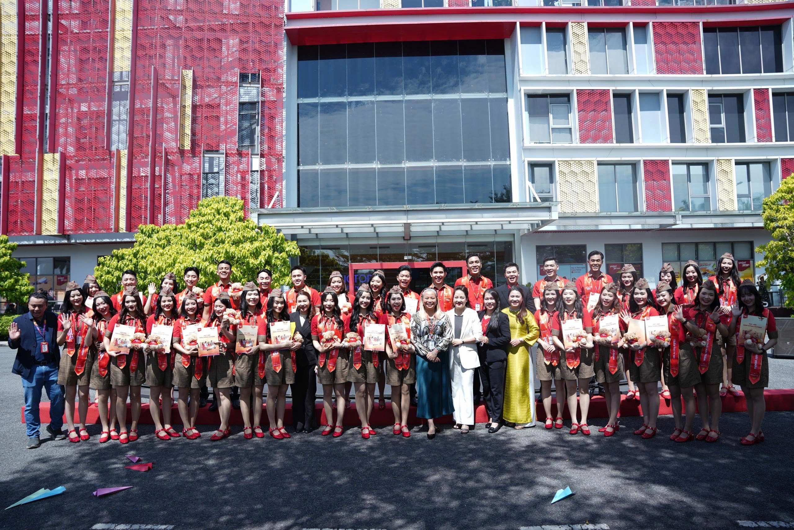 Học viện Hàng không Victoria ghi dấu cột mốc trưởng thành của các tân tiếp viên hàng không - Ảnh 13.