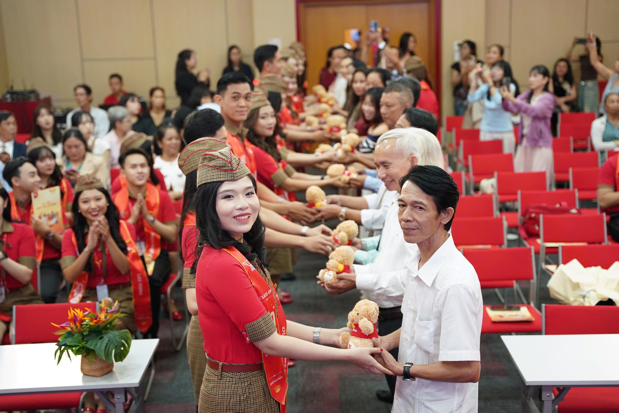 Học viện Hàng không Victoria ghi dấu cột mốc trưởng thành của các tân tiếp viên hàng không - Ảnh 9.