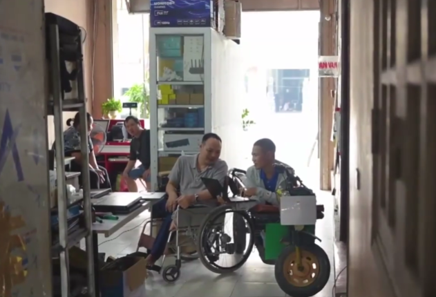 Người đàn ông khuyết tật gần 20 năm sửa xe lăn, hồi sinh máy tính cũ cho người khó khăn - Ảnh 1.
