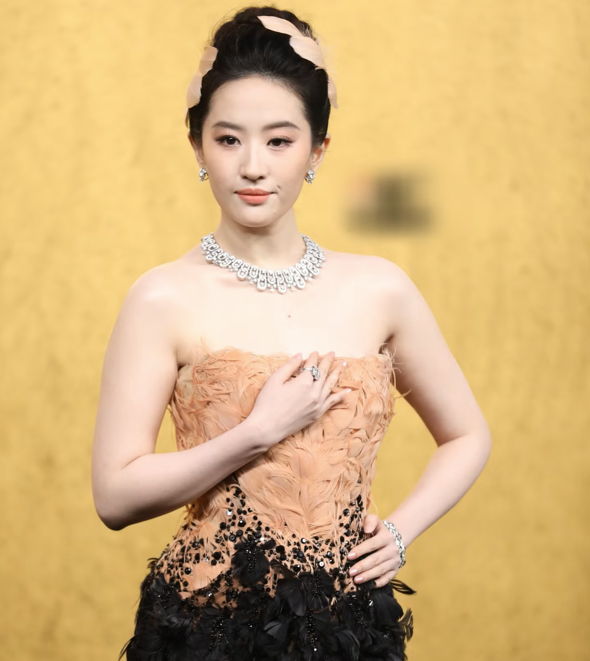 Lưu Diệc Phi vượt sự cố ở mắt, đọ sắc cùng dàn mỹ nhân trong đêm hội thời trang - Ảnh 1.