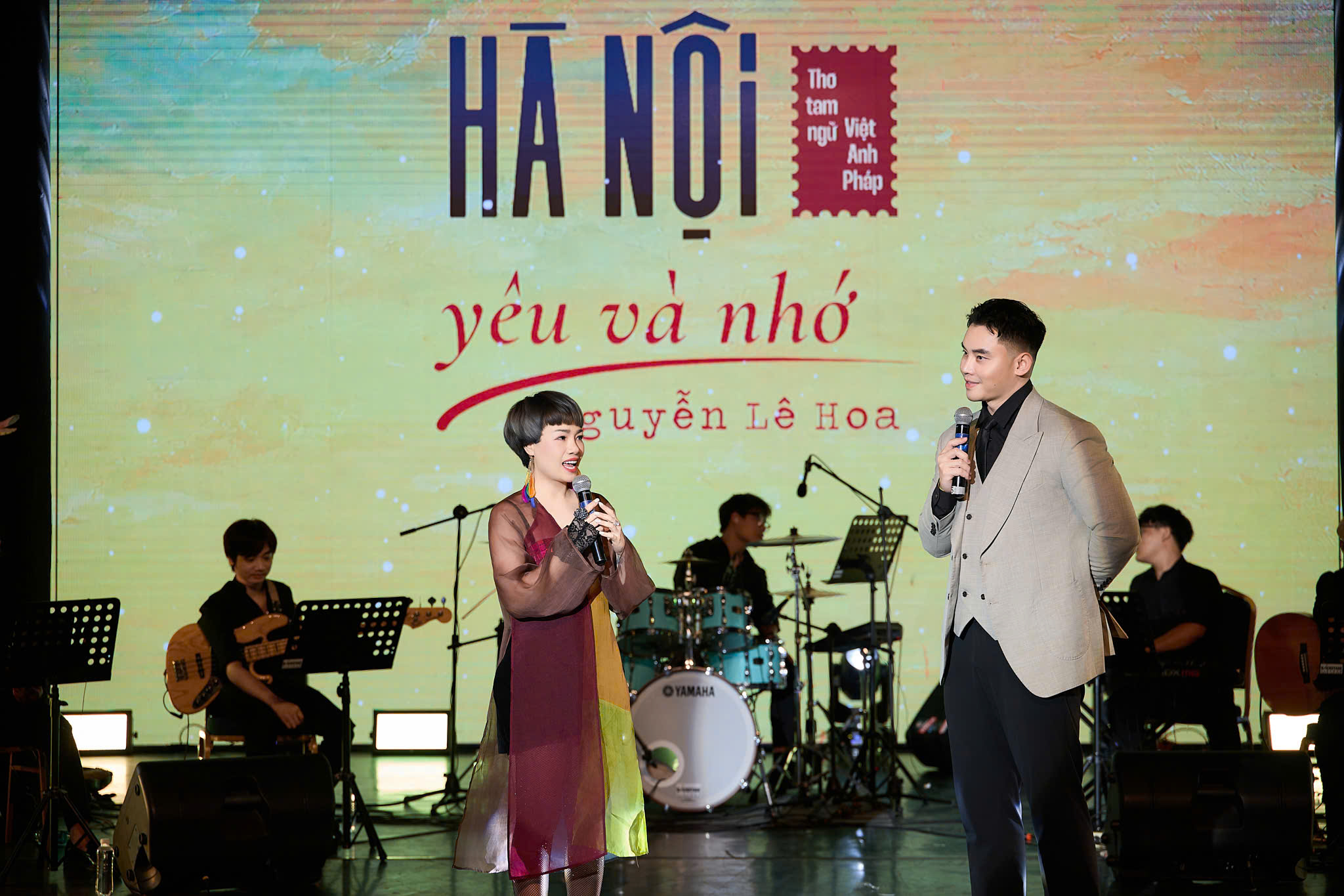 Hoa hậu Ngọc Hân đưa bộ sưu tập lấy cảm hứng từ thơ lên sân khấu “Hà Nội, yêu và nhớ”- Ảnh 2.