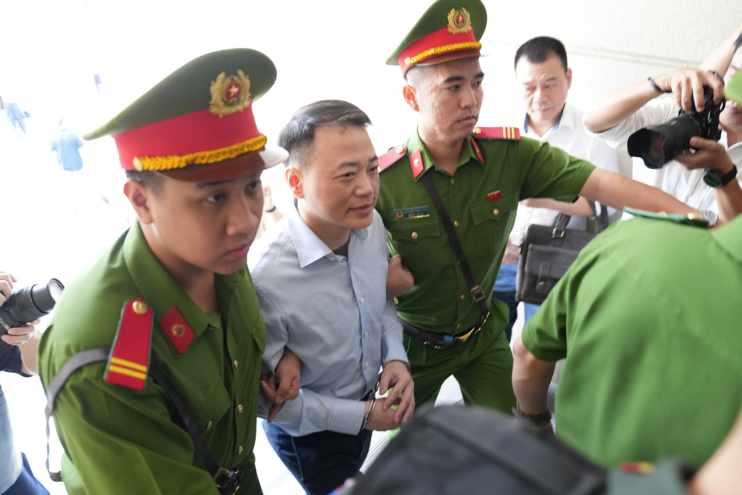 Dẫn giải "Mr Pips" Ph&oacute; Đức Nam, Nguyễn H&ograve;a B&igrave;nh c&ugrave;ng 186 bị c&aacute;o đến t&ograve;a - Ảnh 2.