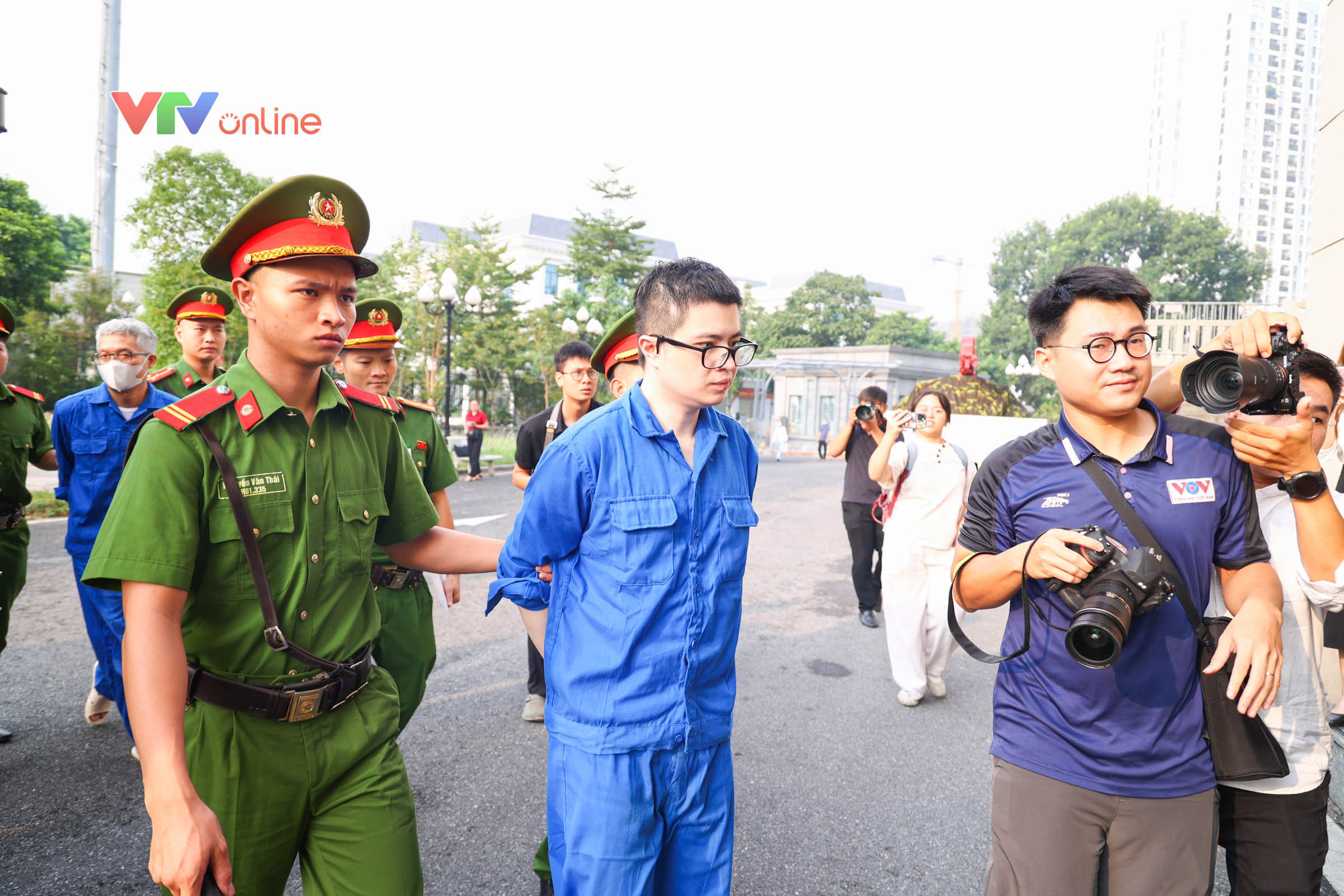 Dẫn giải Mr Pips Phó Đức Nam, Nguyễn Hòa Bình cùng 186 bị cáo đến tòa - Ảnh 3.