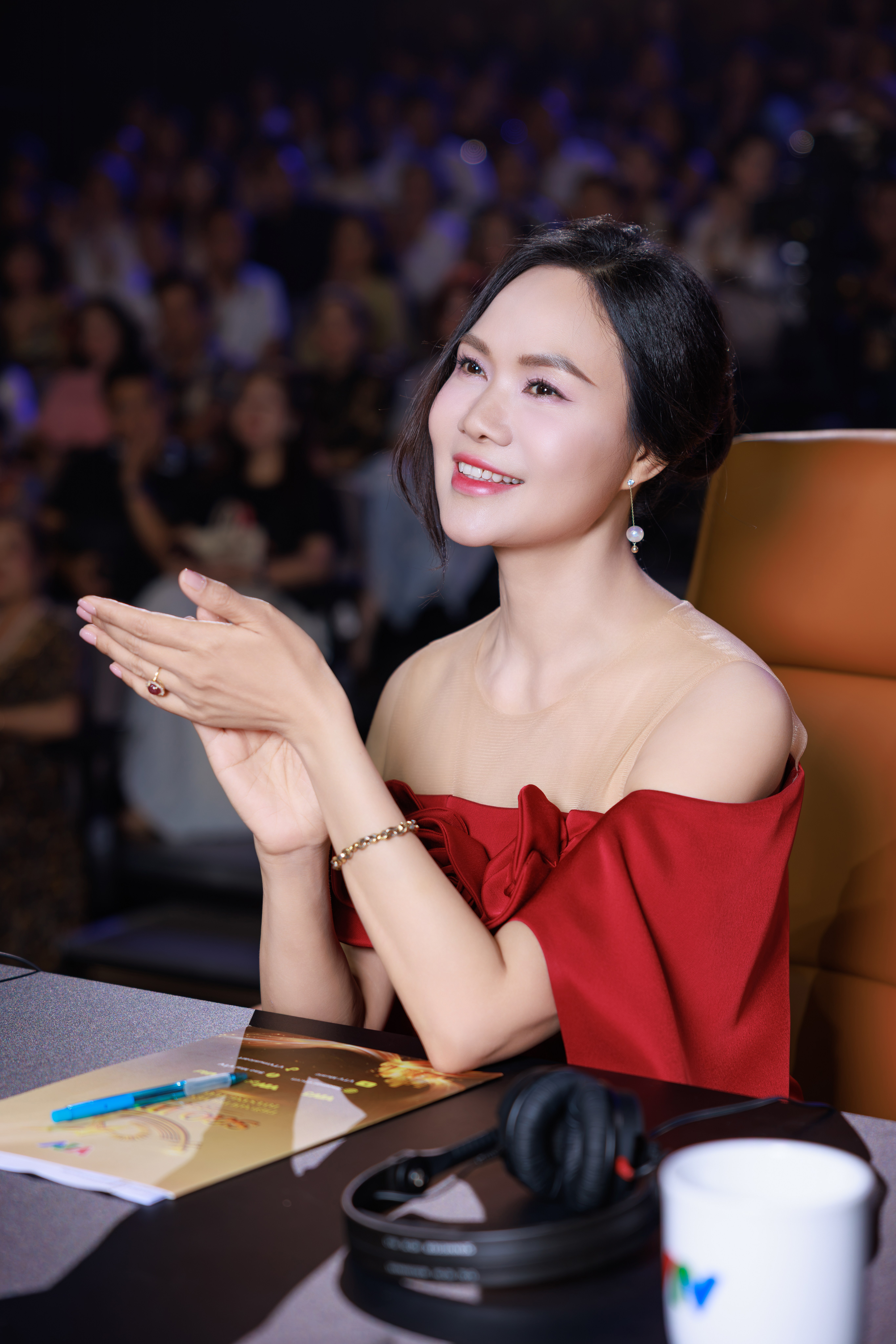 NSND Mai Hoa: “Mỗi nghệ sĩ đều có một tâm hồn hát, một cách thể hiện khác nhau” - Ảnh 1.