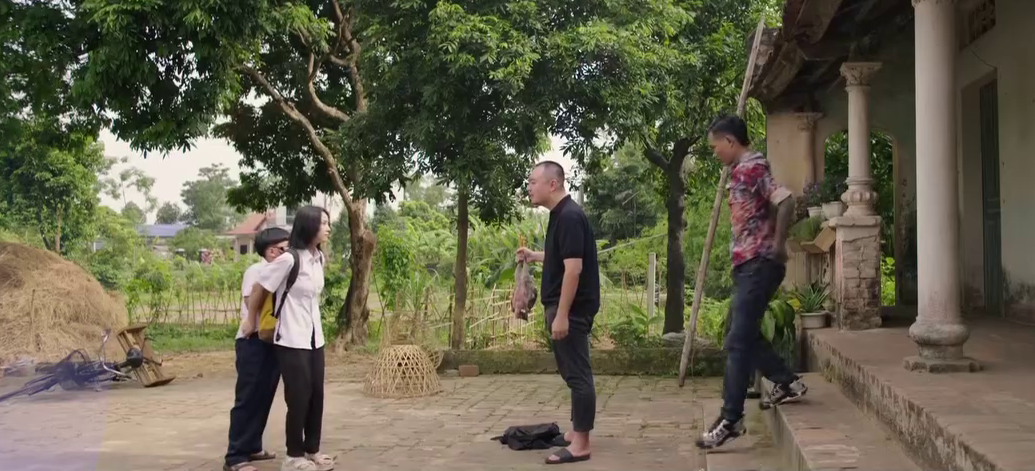 Căn nh&agrave; kh&ocirc;ng m&aacute;i che - Tập 7: Hai con bị bắt c&oacute;c, Hạnh cầu cứu Toản giữa đ&ecirc;m - Ảnh 2.