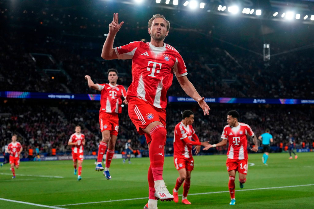 Biểu cảm trái ngược của Mbappe và Yamal khi Harry Kane giành Quả bóng vàng 2026 - Ảnh 3.