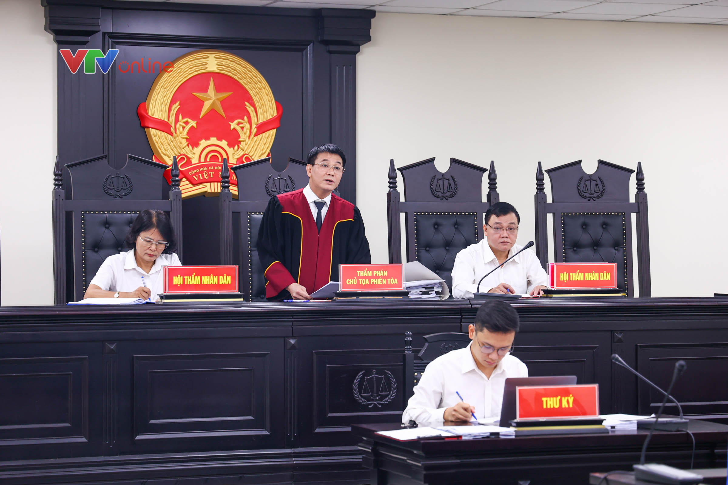 Cựu Phó Chủ tịch UBND tỉnh Thanh Hóa Lê Đức Giang cùng 10 đồng phạm hầu toà - Ảnh 1.