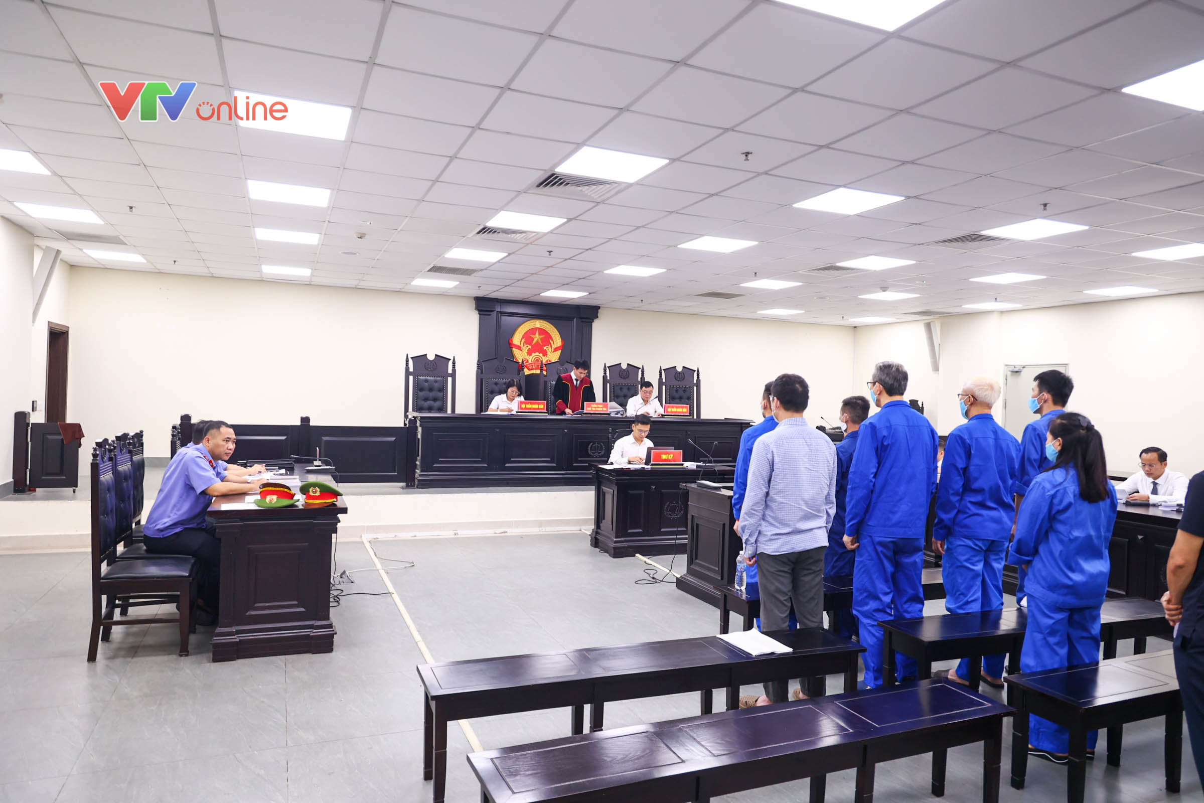 Cựu Phó Chủ tịch UBND tỉnh Thanh Hóa Lê Đức Giang cùng 10 đồng phạm hầu toà - Ảnh 4.