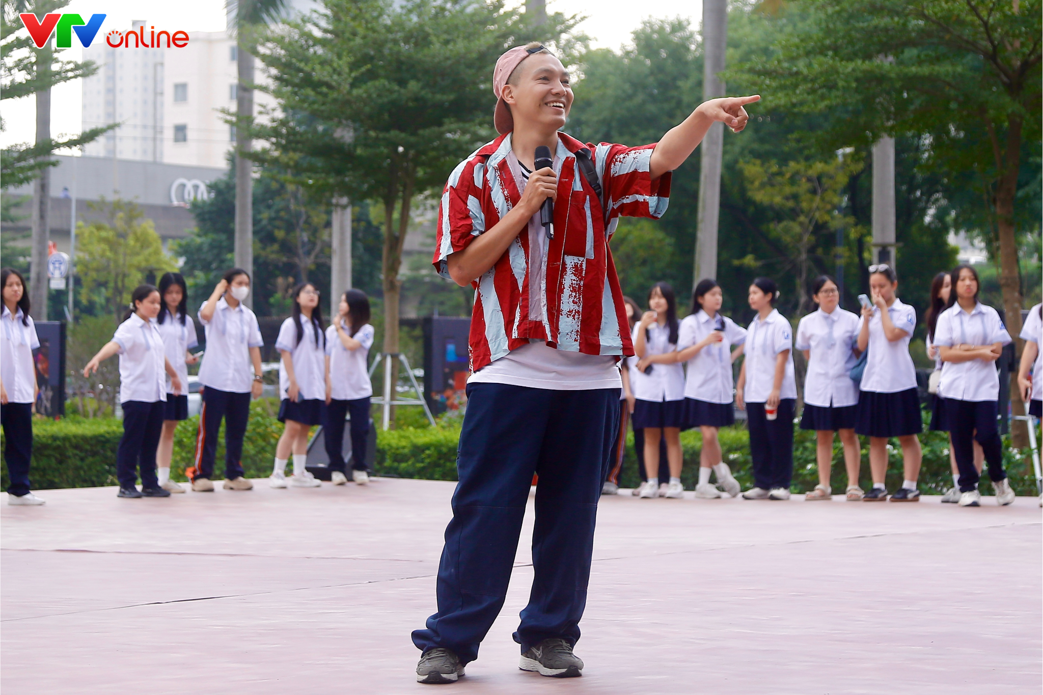 Kh&ocirc;ng kh&iacute; rộn r&agrave;ng tại điểm cầu H&agrave; Nội trong ng&agrave;y tổng duyệt Chung kết Olympia 2026 - Ảnh 7.