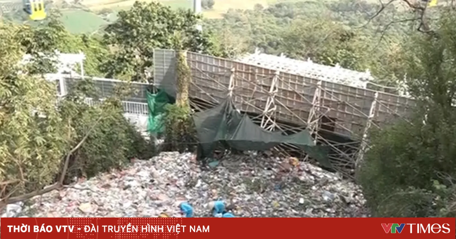 Núi rác khổng lồ, bốc mùi hôi thối giữa khu danh thắng núi Bà Đen