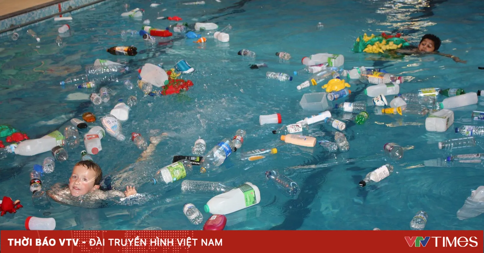 Cho học sinh... bơi trong rác để giáo dục bảo vệ môi trường