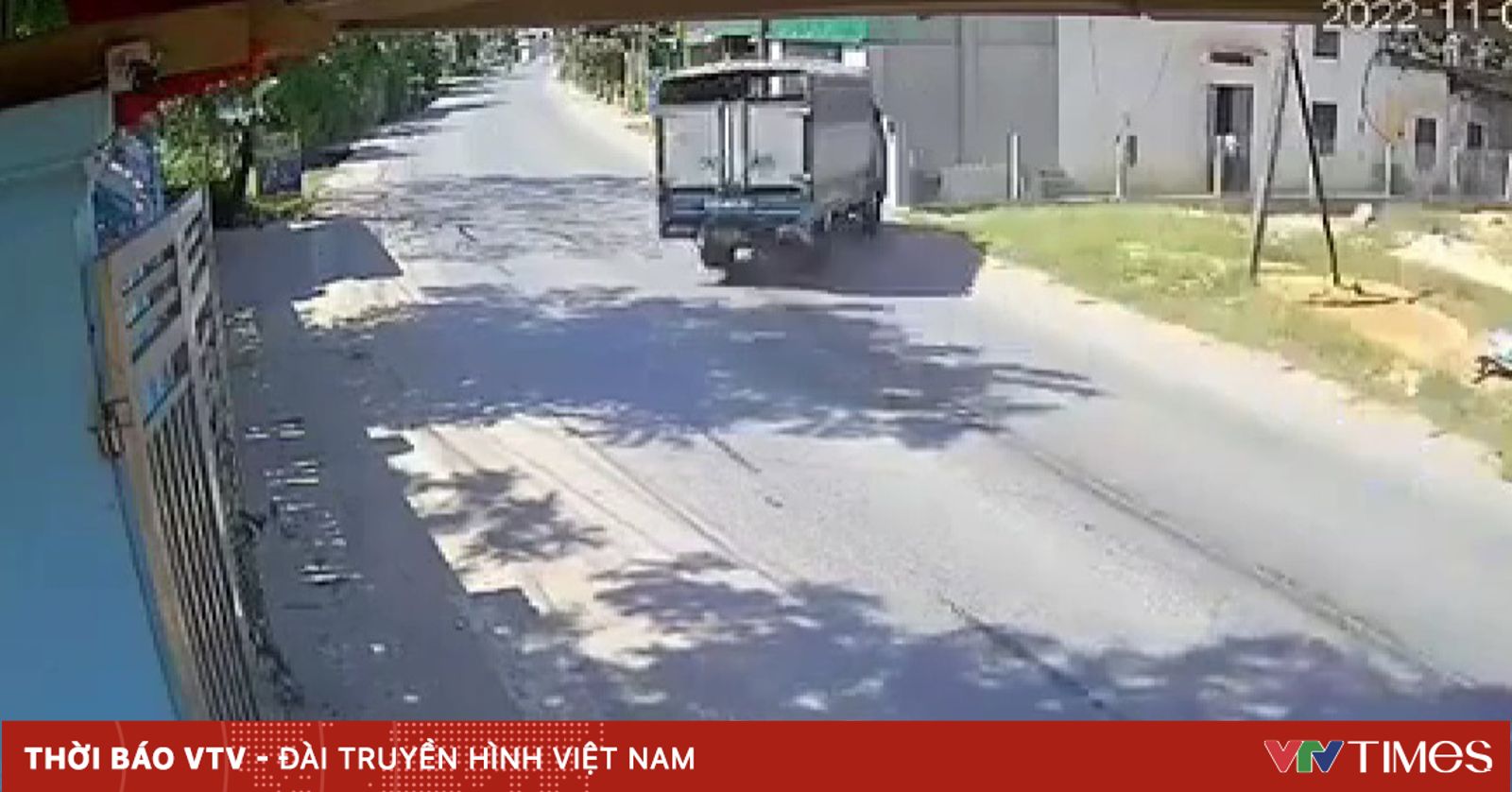 Vào cua tốc độ cao, xe tải đâm vào nhà dân, tài xế văng khỏi cabin