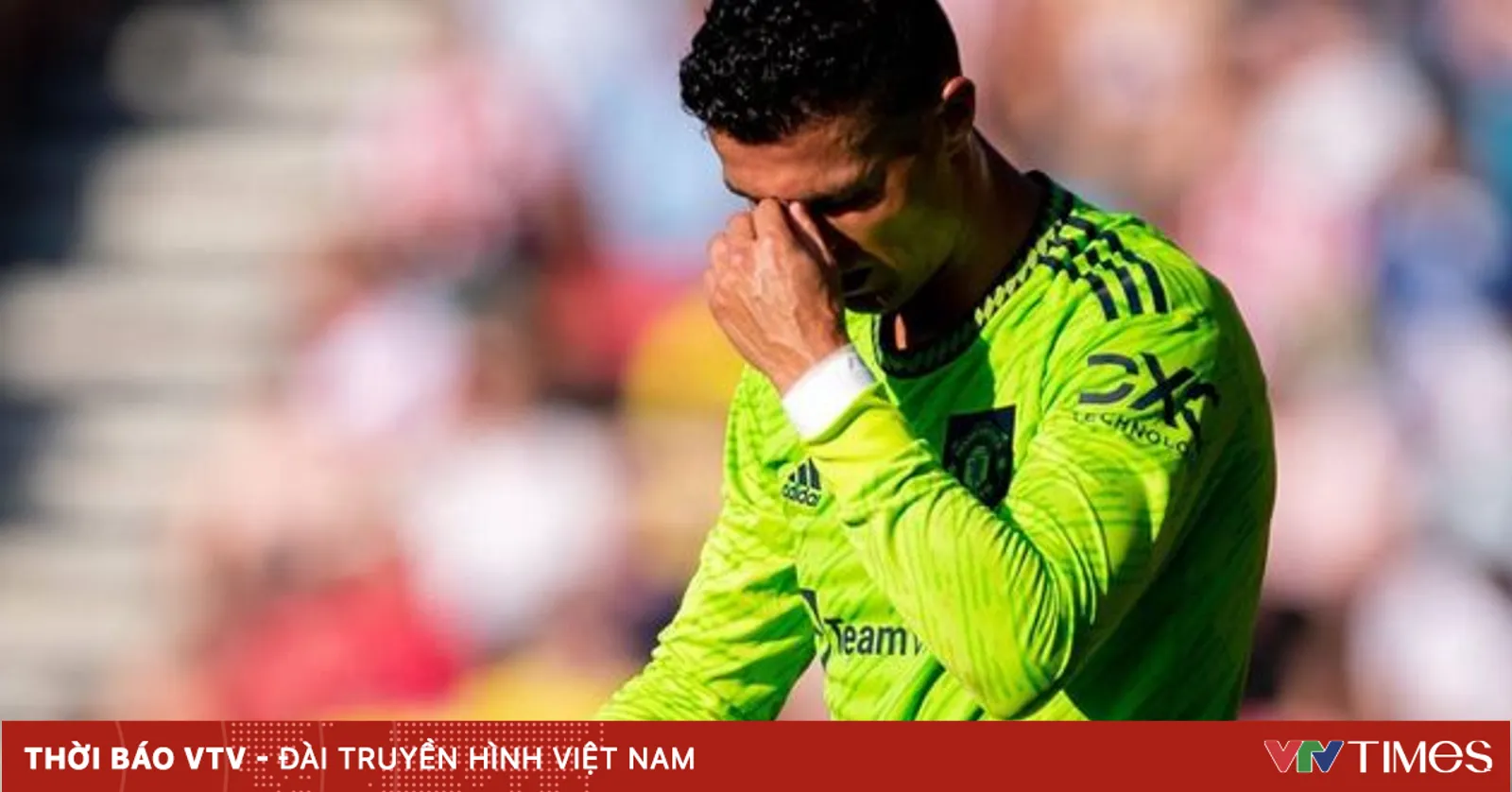 Ronaldo chỉ bị cảnh cáo vụ đập điện thoại của CĐV Everton