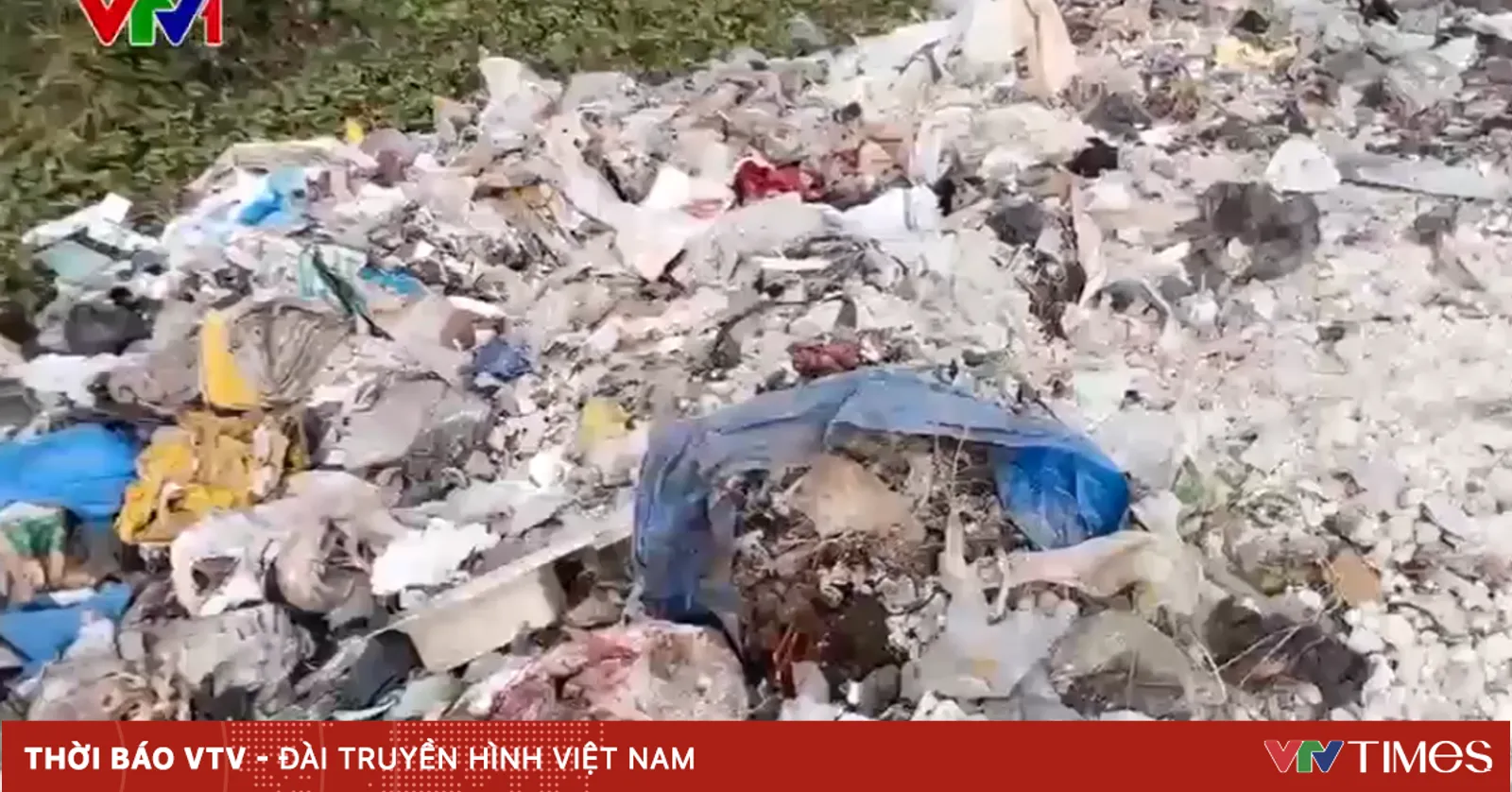 Đổ trộm rác thải công nghiệp gây ô nhiễm môi trường