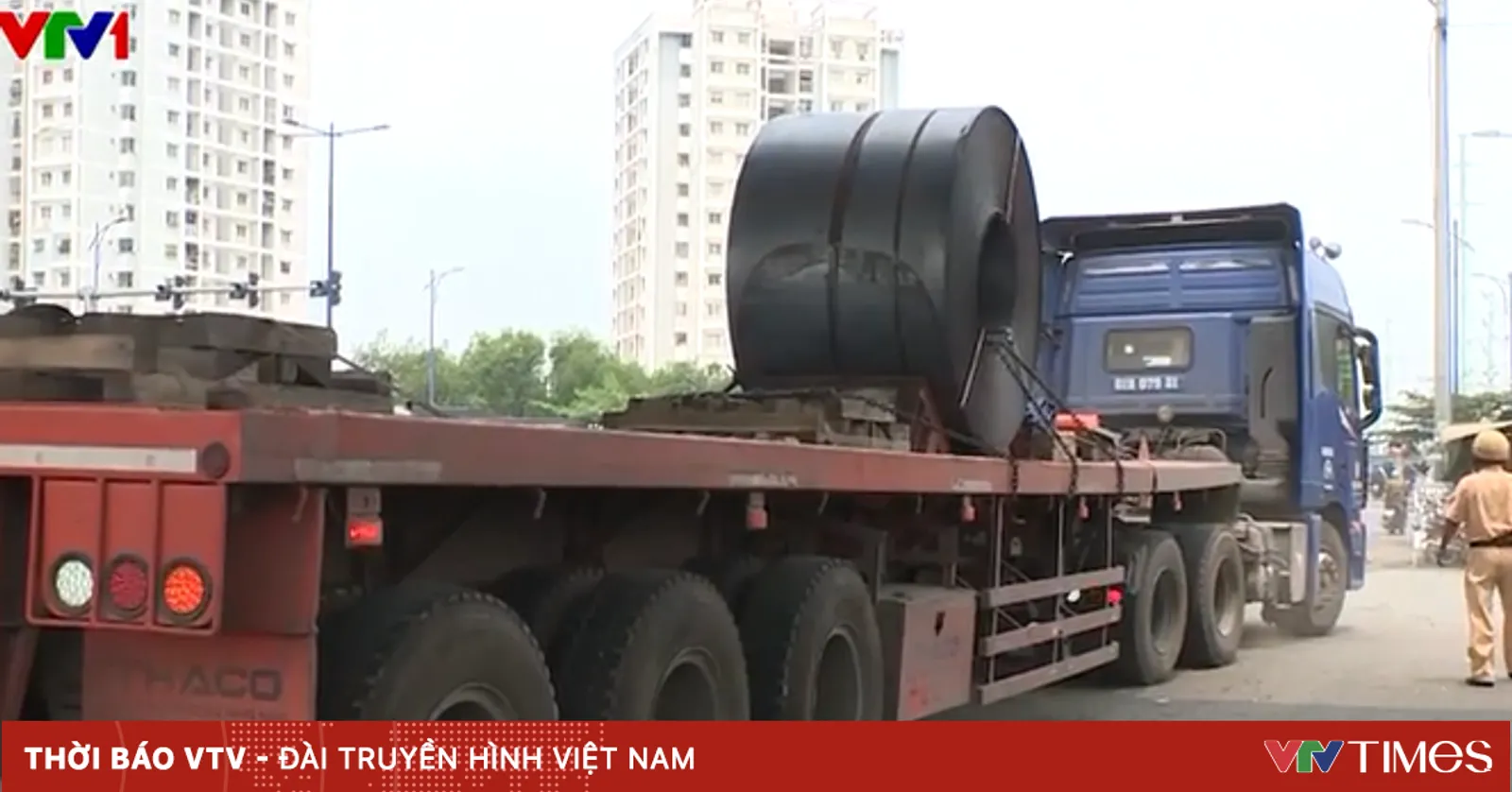Gỡ vướng xử lý xe chở cuộn tôn, thép không chằng buộc chắc chắn