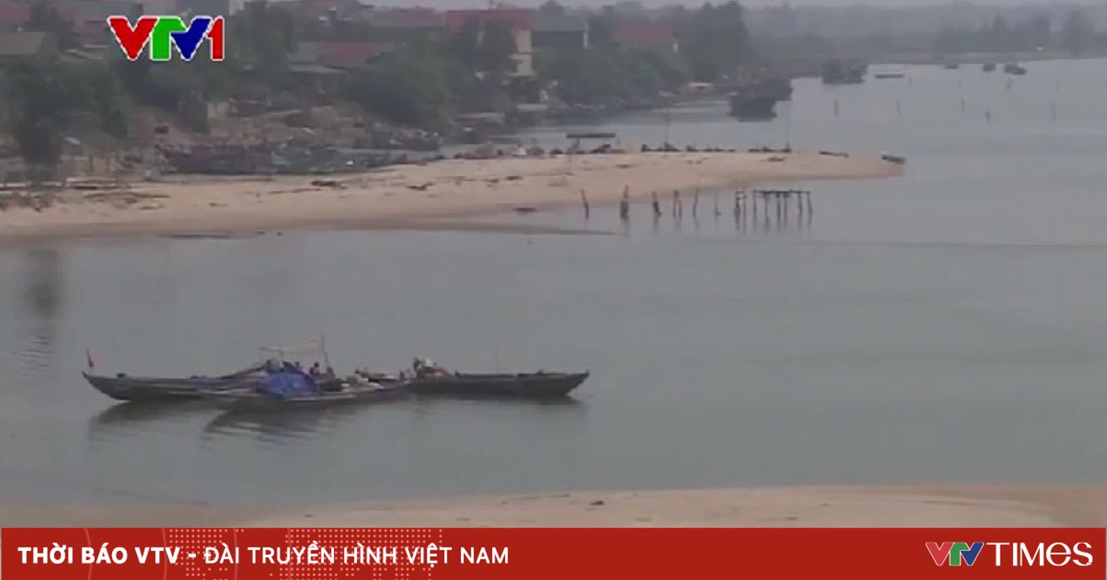 Cửa biển cạn, nhiều tàu cá phải nằm bờ