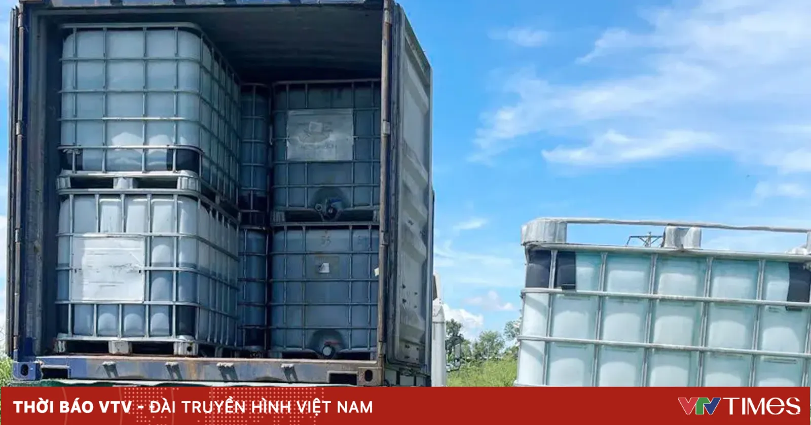 Đồng Nai: Phát hiện 2 xe container chở chất thải lỏng đổ xuống suối