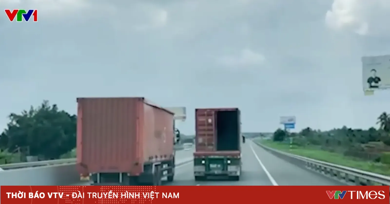 Xe tải và container chèn ép nhau trên cao tốc gây mất an toàn giao thông