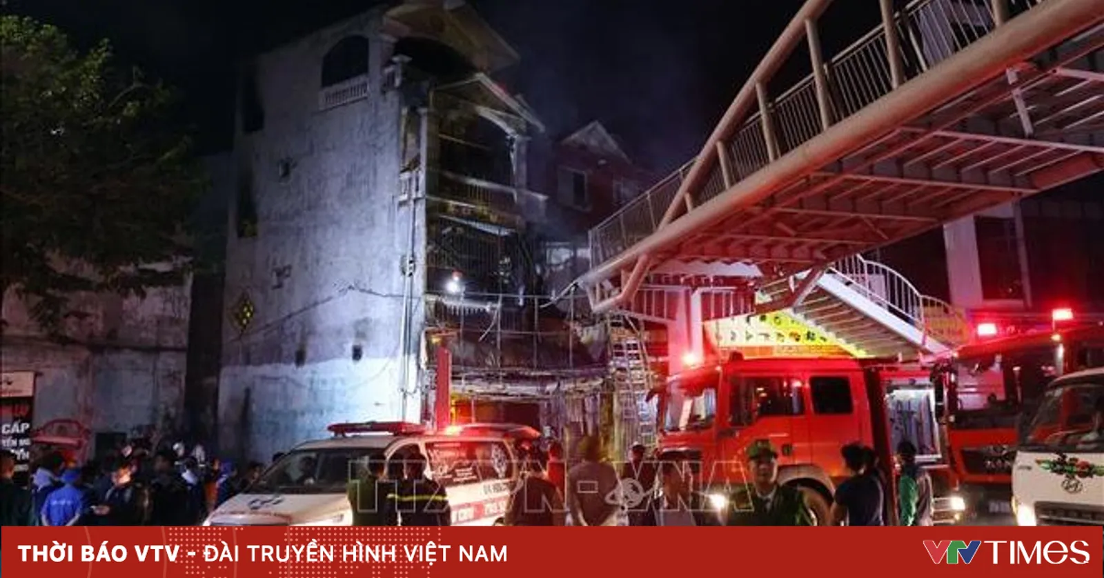 Hà Nội: Cháy lớn trên đường Phạm Văn Đồng, 11 người thiệt mạng
