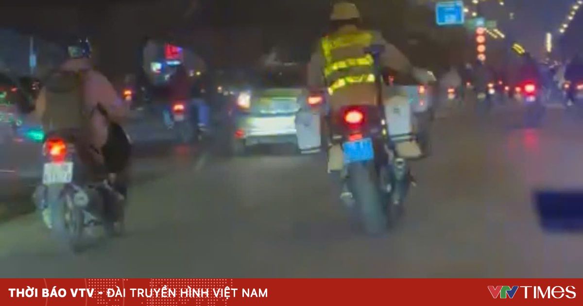 Hà Nội: CSGT mở đường cho xe taxi đưa người bệnh đi cấp cứu | VTV.VN