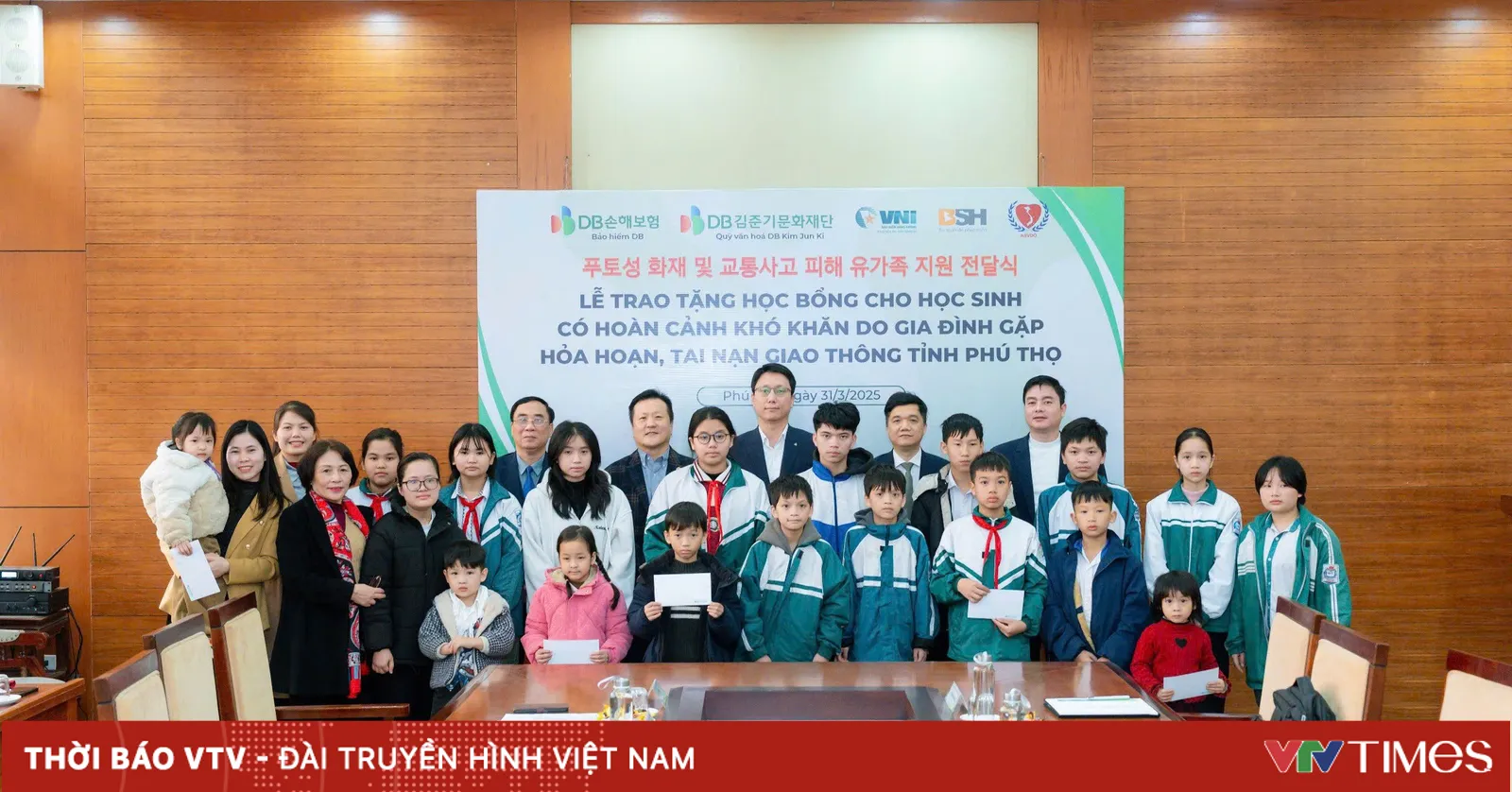 Quỹ văn hóa DB Kim Jun Ki tặng 53 suất học bổng cho học sinh khó khăn ...
