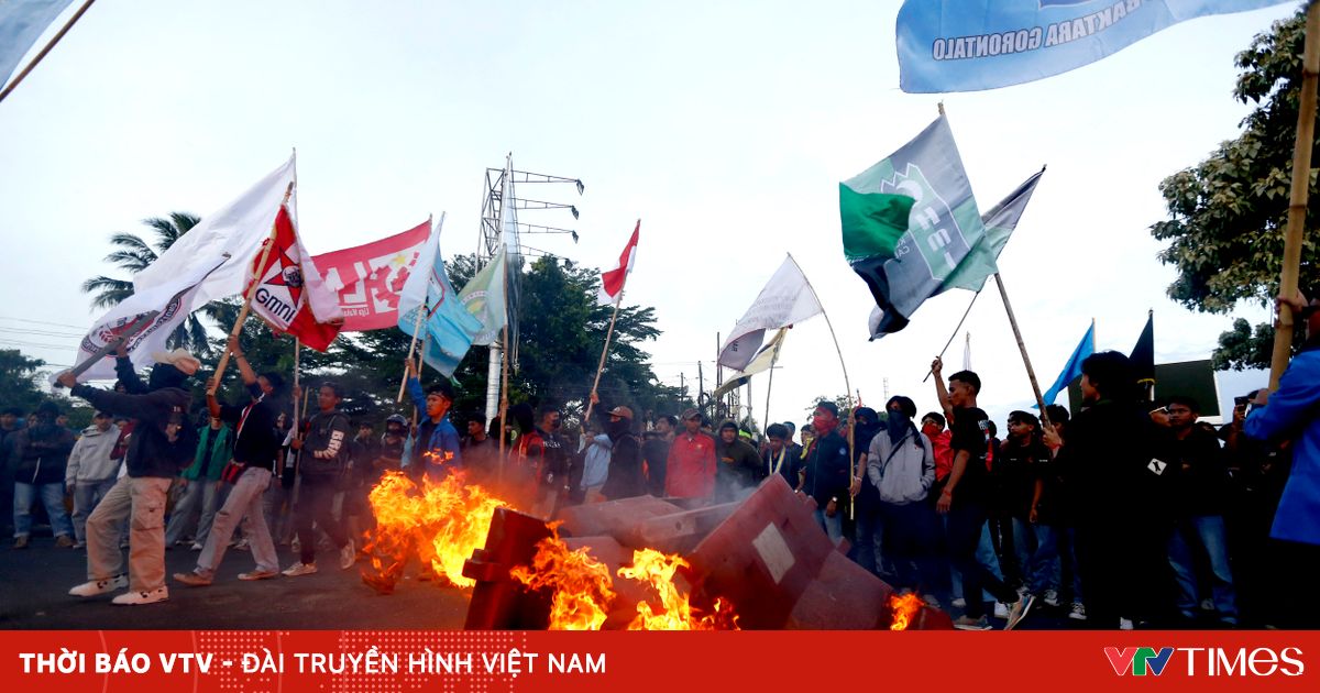 Biểu tình ở Indonesia gia tăng, cảnh sát bắn hơi cay và đạn cao su vào sinh viên
