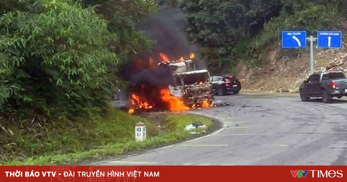 Xe tải bốc cháy khi đang lưu thông trên đèo Khánh Lê - VTV.vn