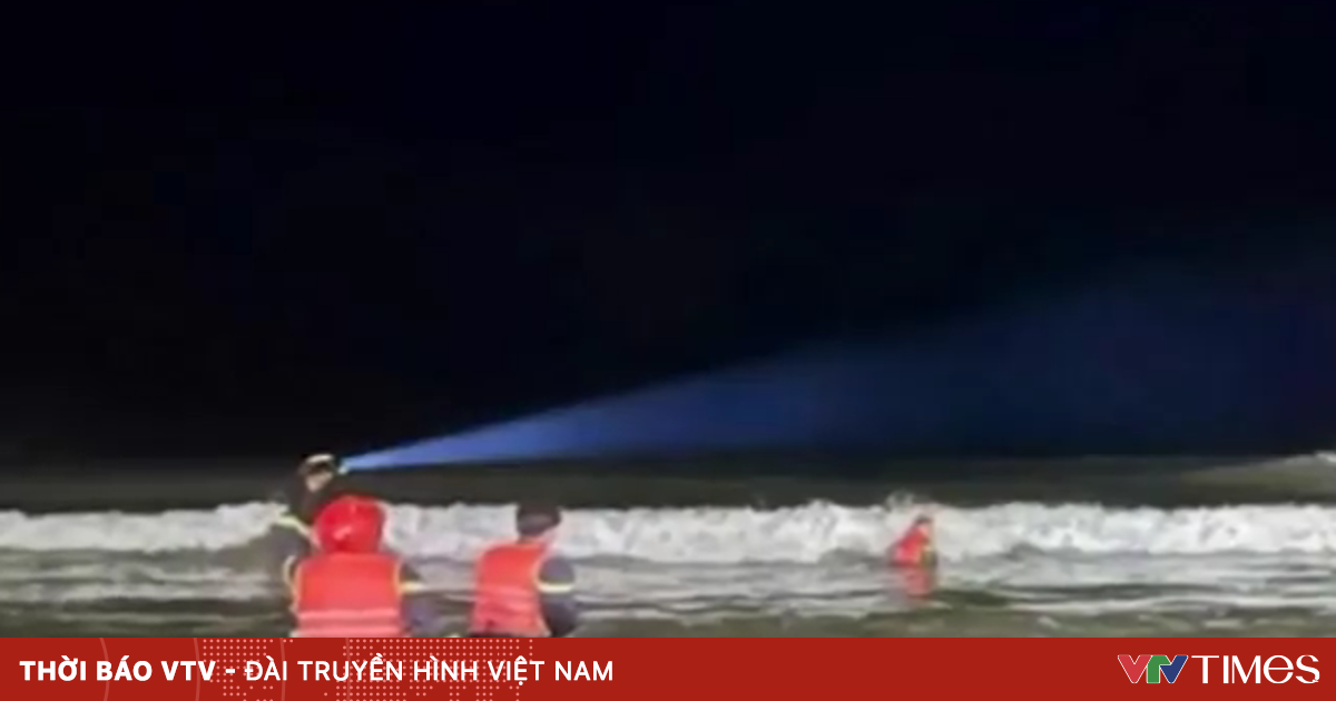Hai người liên tiếp bị sóng cuốn mất tích khi đang tắm biển ở Khánh Hòa - VTV.vn