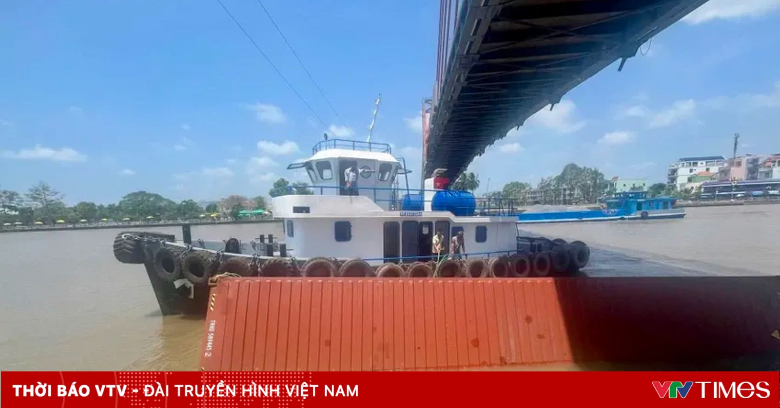 Sự cố giao thông đường thủy nghiêm trọng trên kênh Chợ Gạo: Container rơi xuống kênh do va chạm với dây điện