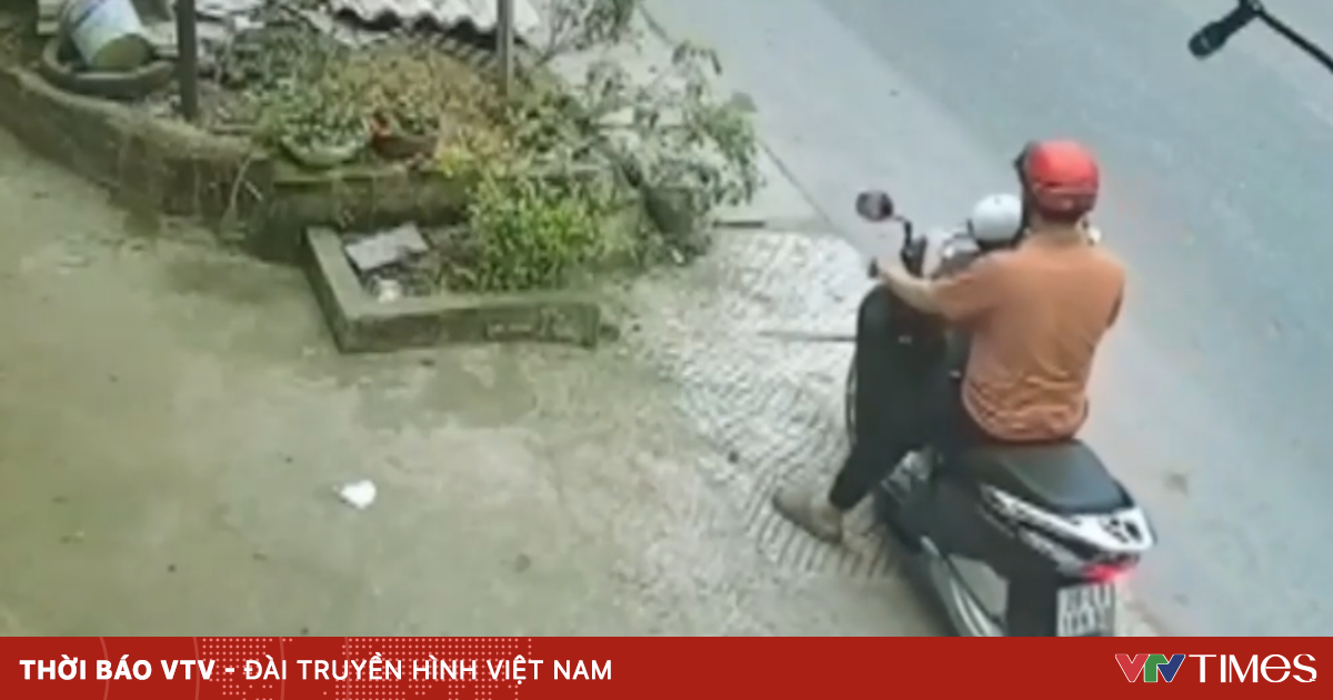 Cảnh báo về nguy cơ mất an toàn khi chở trẻ em trên xe máy