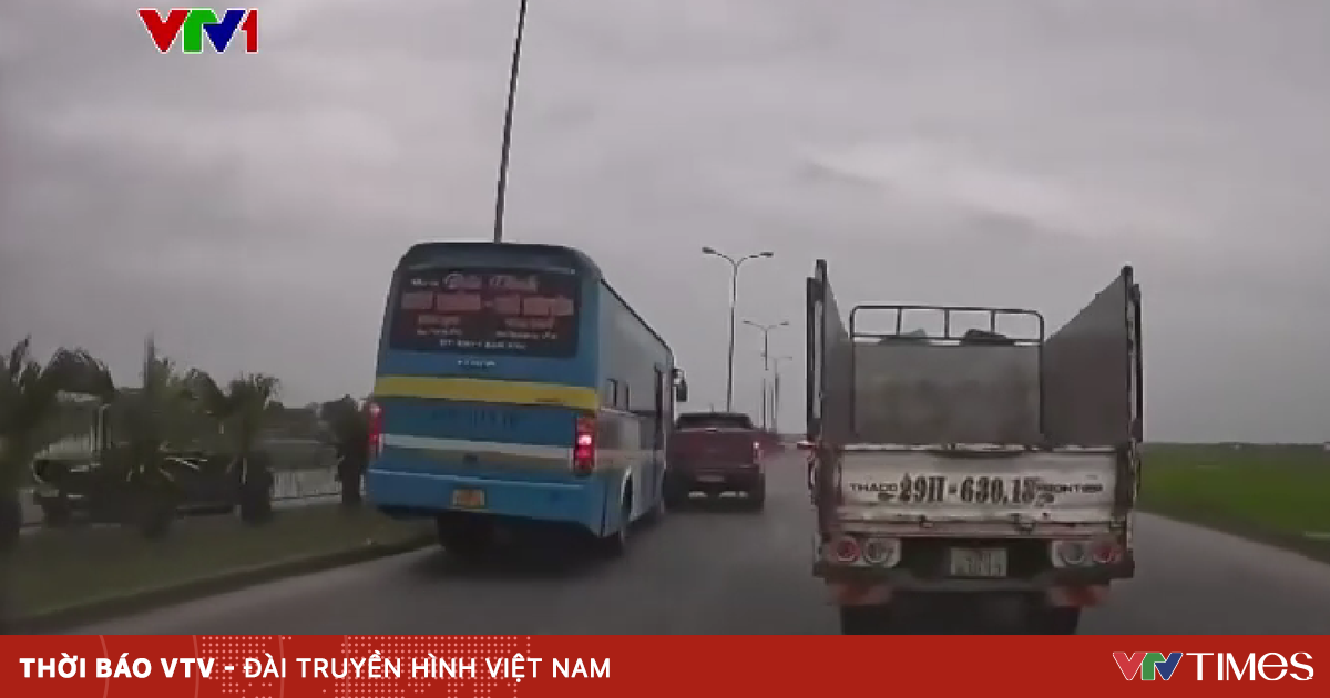 Hành vi nguy hiểm: Tài xế dùng ô tô chặn đầu và gây va chạm