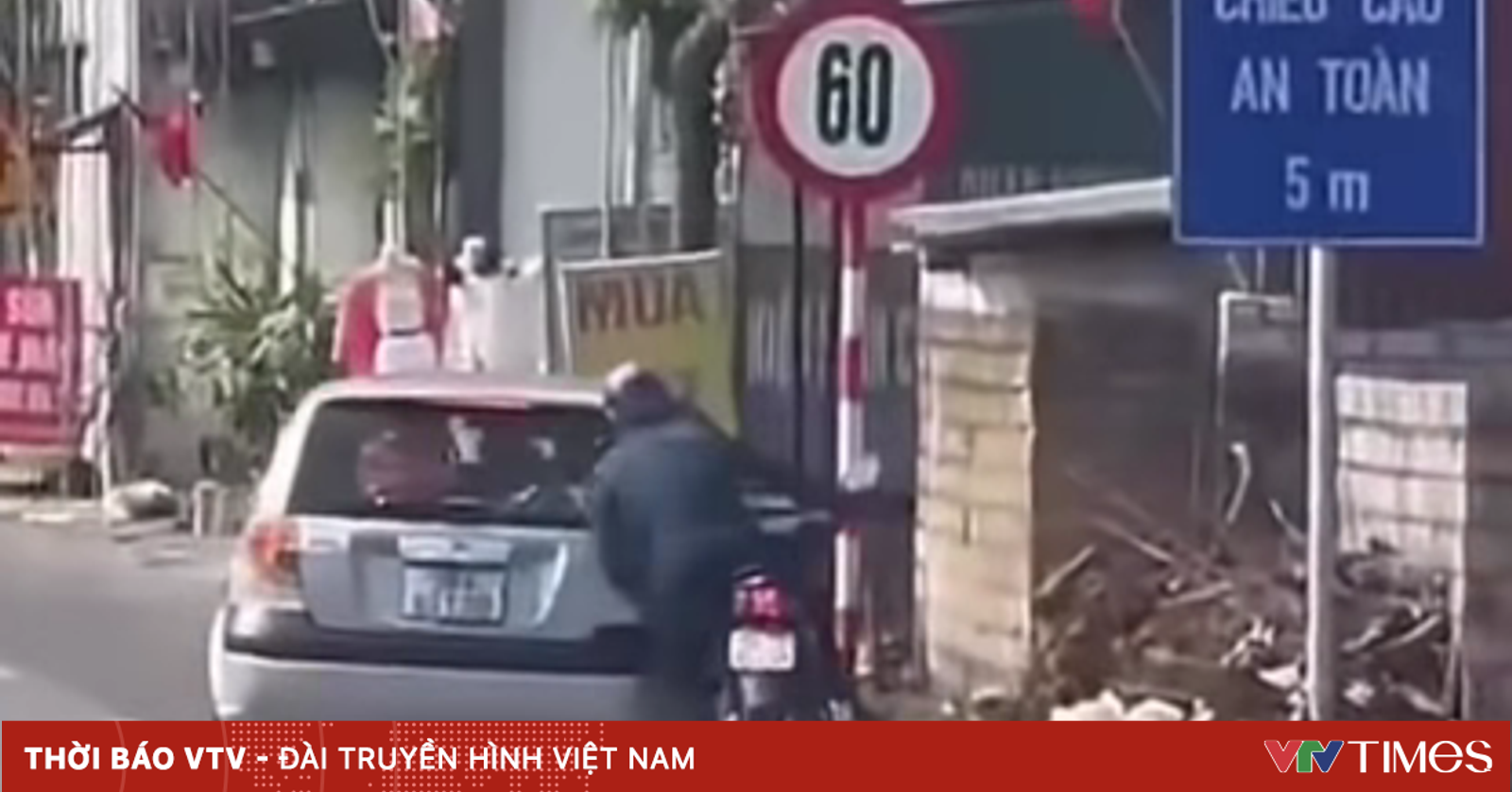 Mâu thuẫn với mẹ trên xe, tài xế ô tô tạt đầu xe máy trên Quốc lộ 1A — image 2