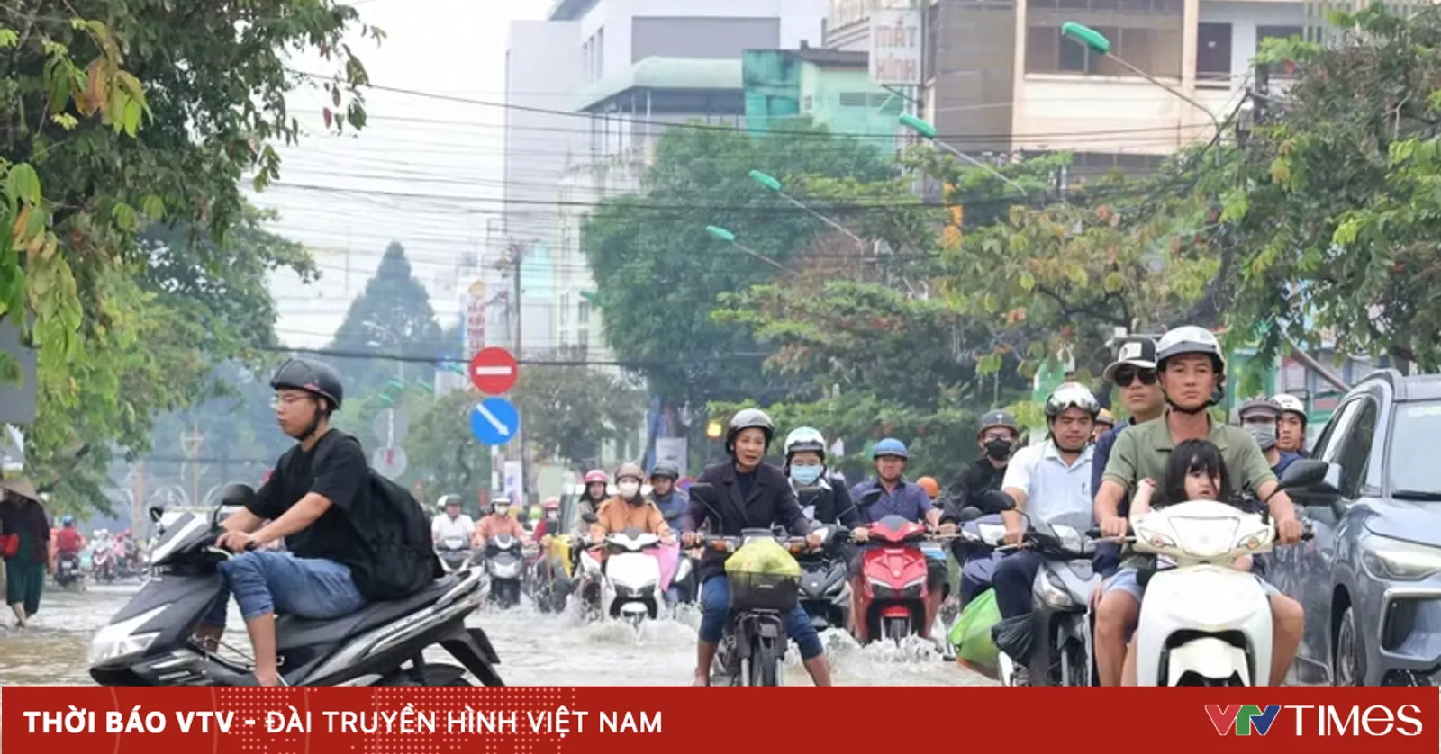 Triều cường đạt đỉnh, nhiều tuyến đường ở TP Hồ Chí Minh ngập sâu