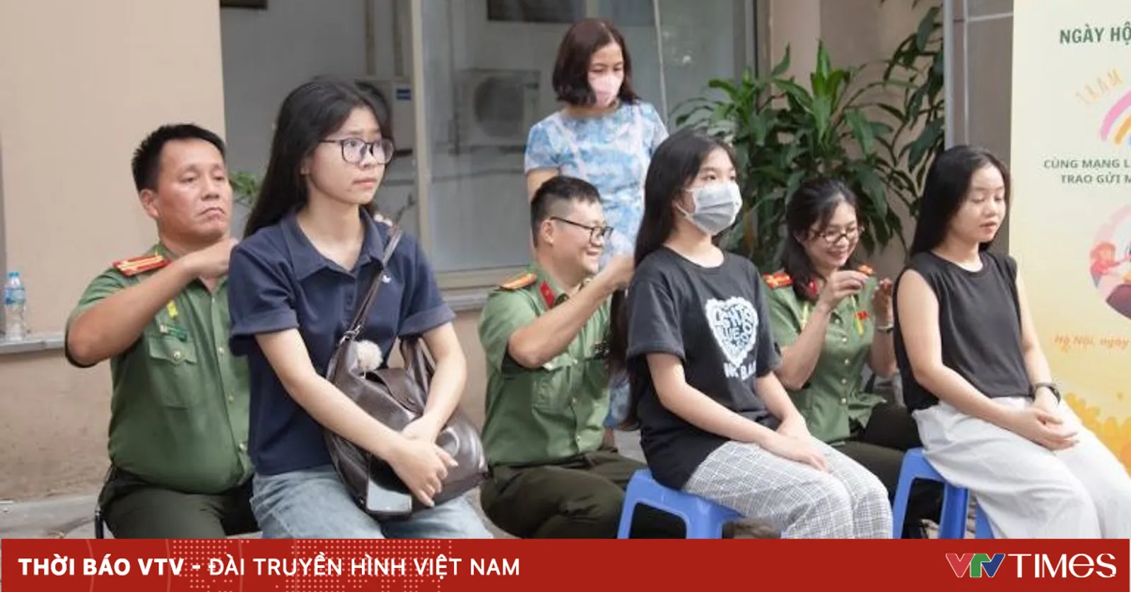 Trao mái tóc thật, gửi niềm tin đến người bệnh ung thư