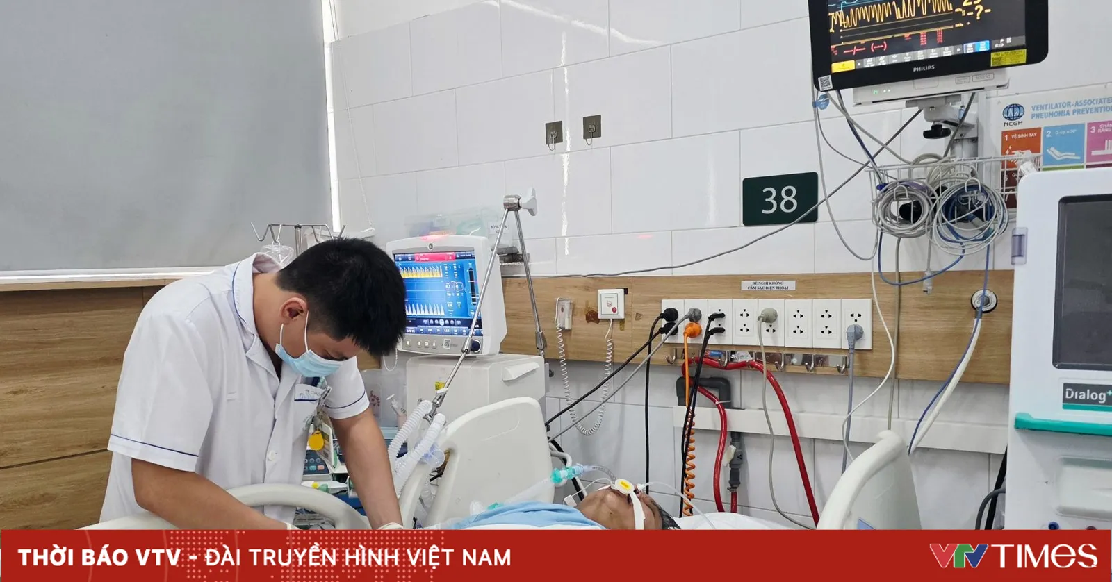 Bệnh viện Bạch Mai hội chẩn khẩn cấp cứu 7 nạn nhân ngộ độc khí clo
