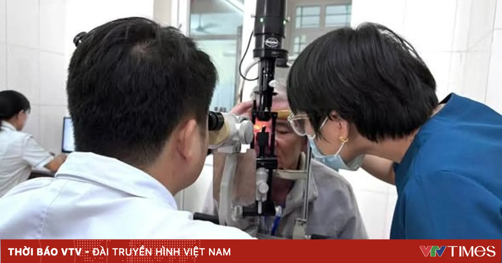 Nguy hiểm: Vỡ nhãn cầu do dị vật bắn từ máy cắt cỏ