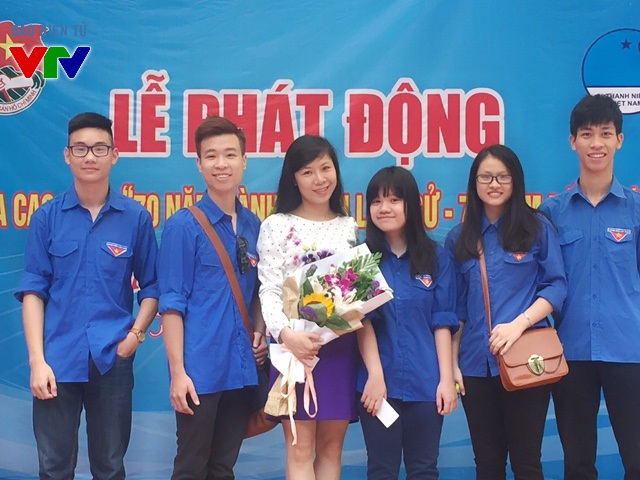 
Cô Tuyết Mai (áo trắng) rất được các em học sinh yêu quý
